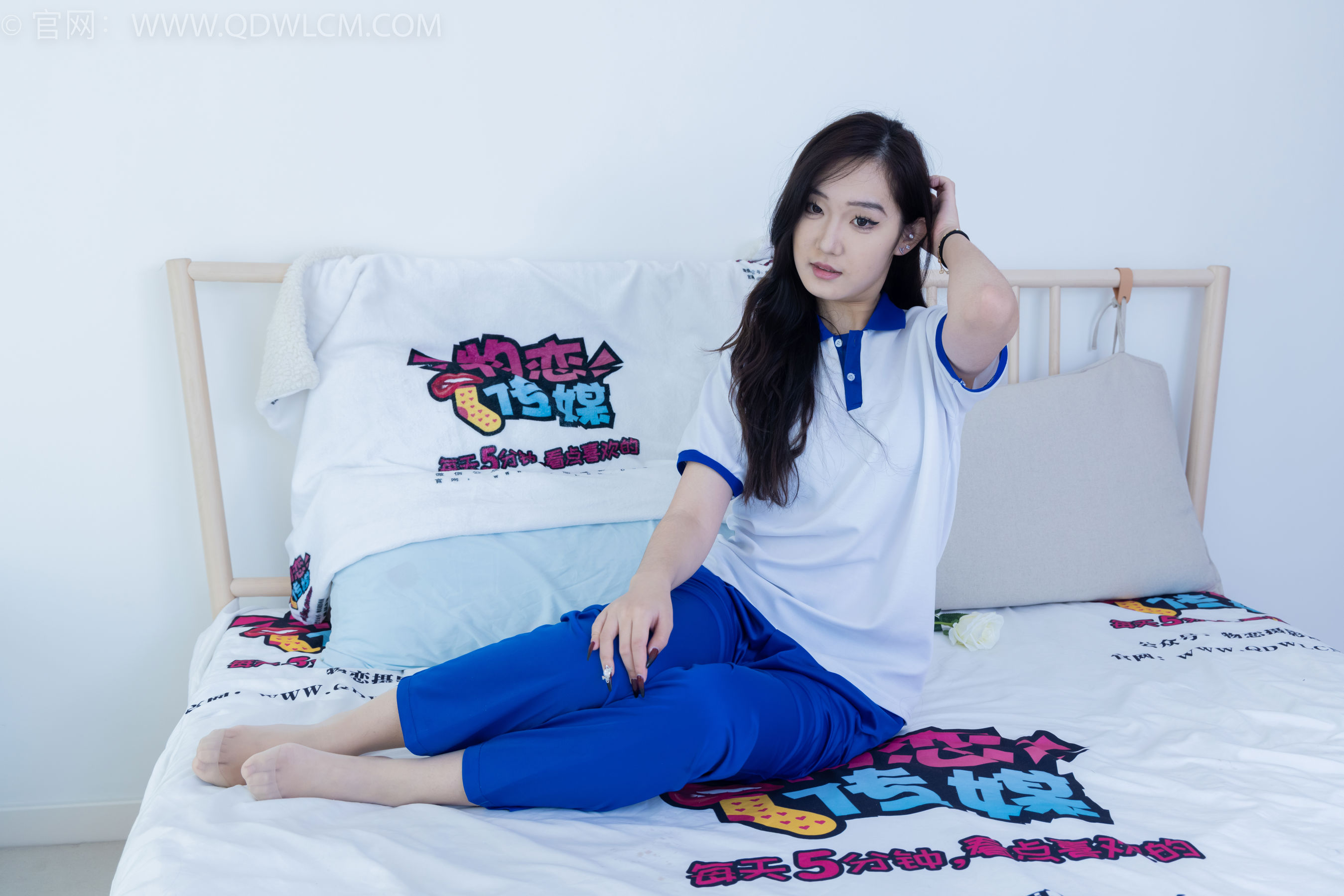 物恋传媒 No.2406 橙橙 - 帆布鞋、白棉袜、薄肉丝、校服裤里丝/(170P)