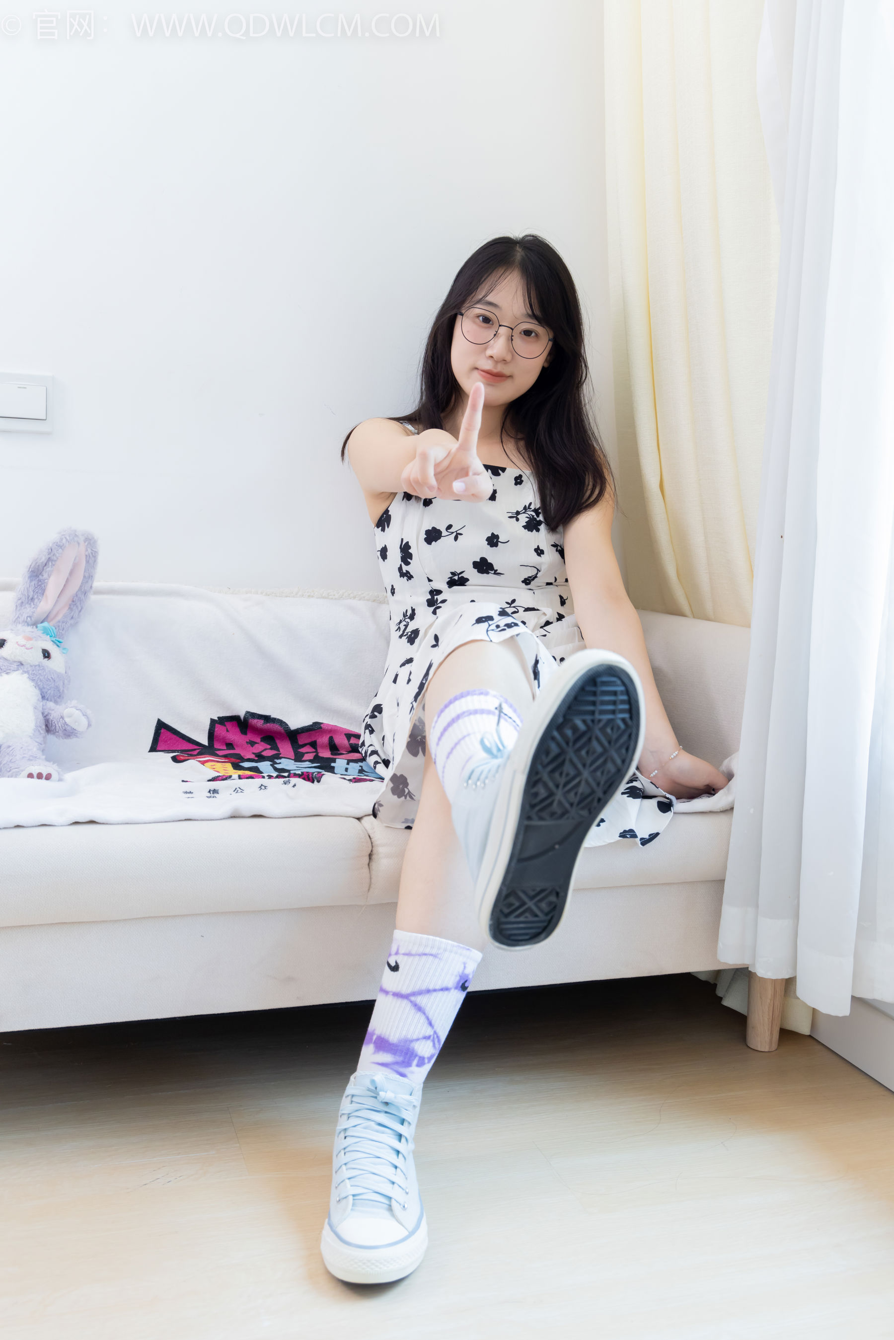 物恋传媒 No.2403 小椿 - 帆布鞋、白紫棉袜、裸足/(155P)