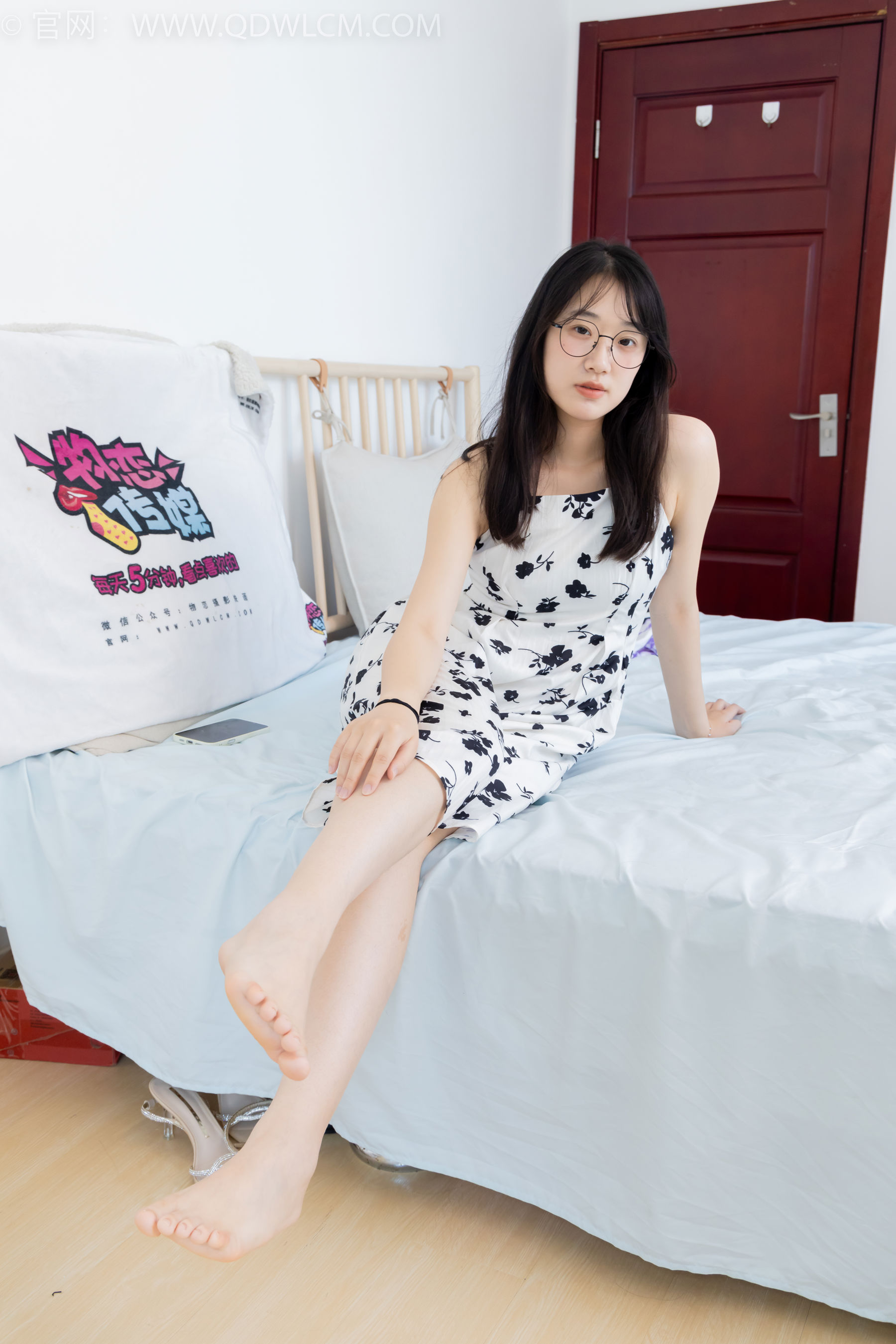 物恋传媒 No.2403 小椿 - 帆布鞋、白紫棉袜、裸足/(155P)