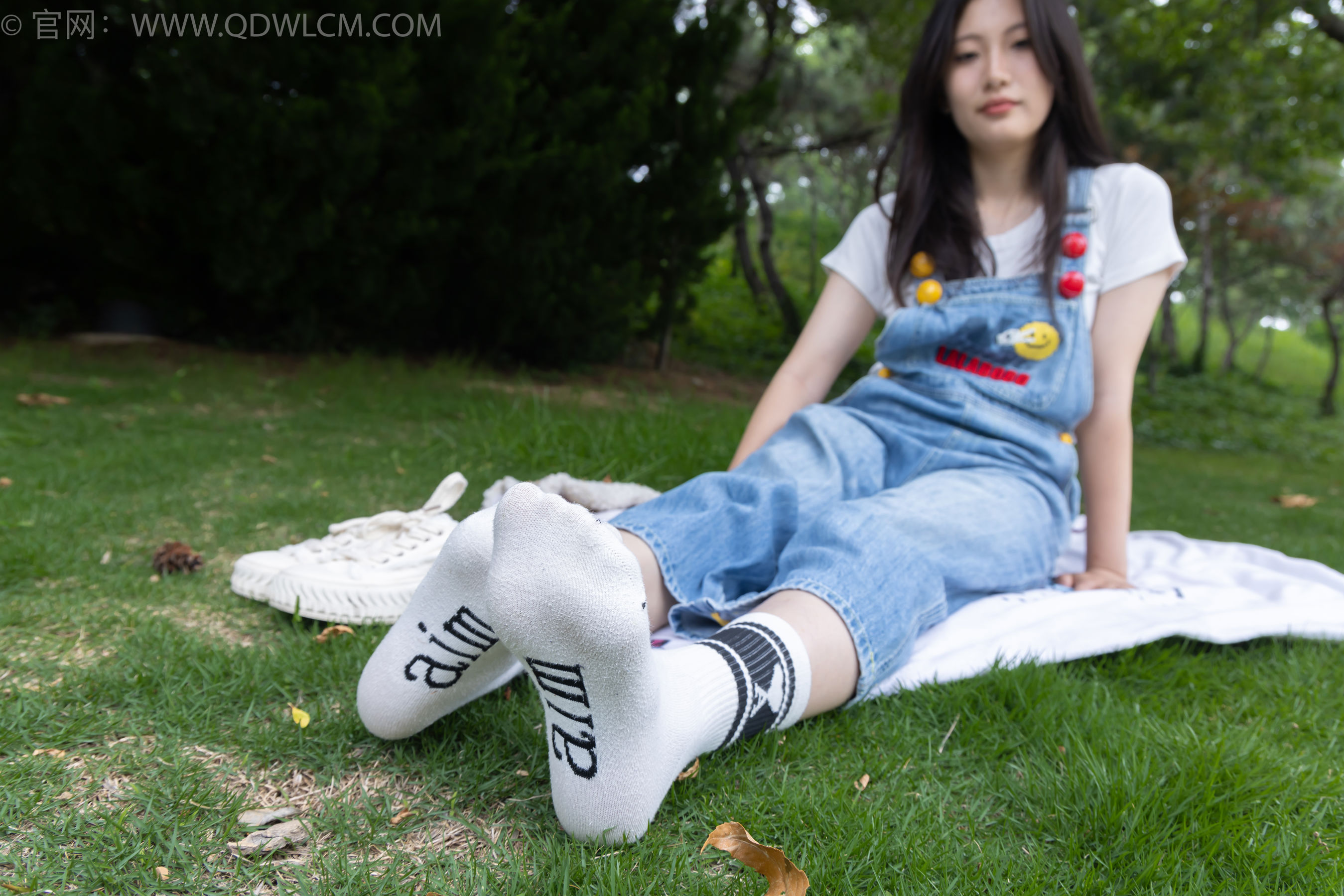 物恋传媒 No.2407 奶糖 - 帆布鞋、自然穿脏白棉袜、裸足/(160P)