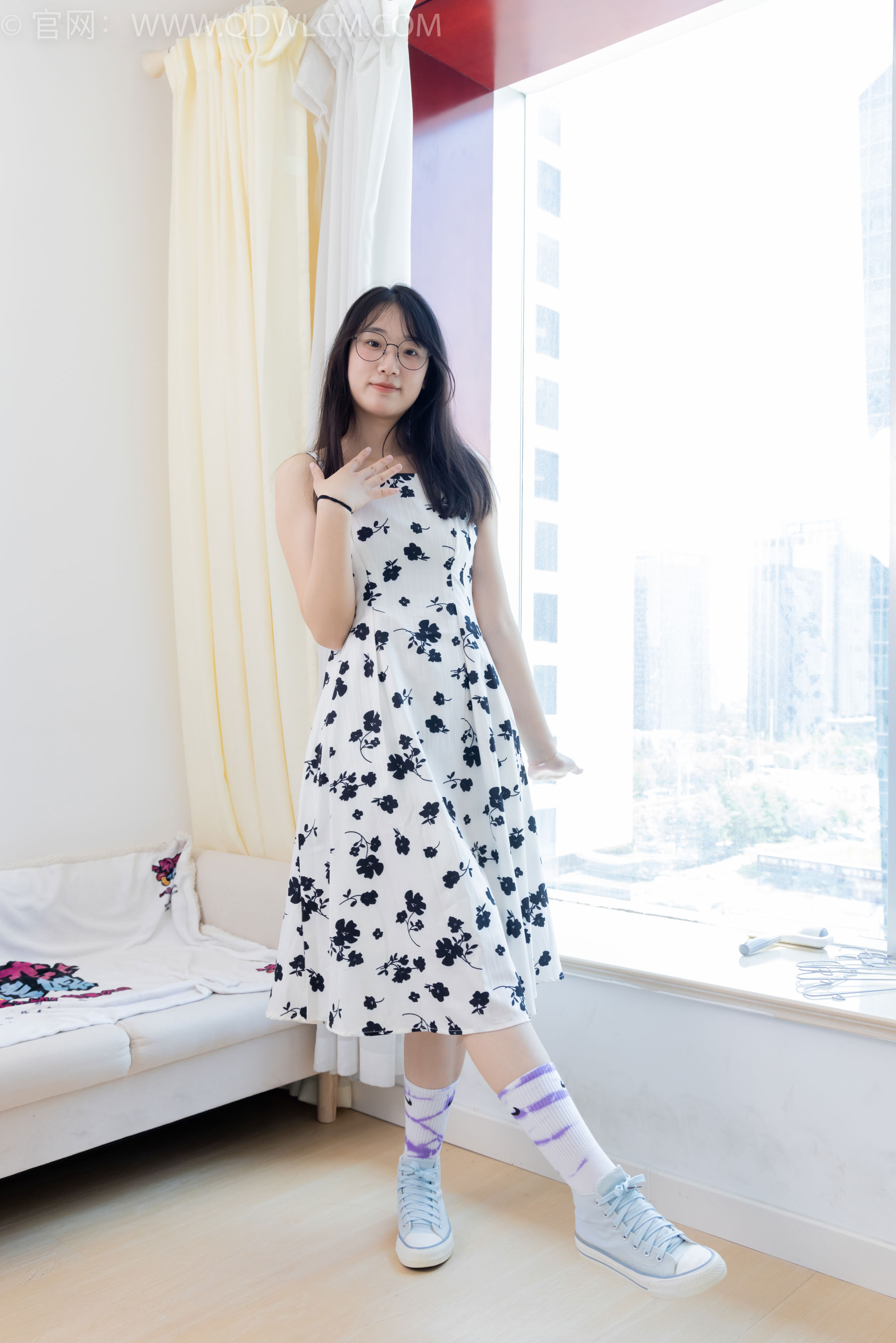 物恋传媒 No.2403 小椿 - 帆布鞋、白紫棉袜、裸足/(155P)