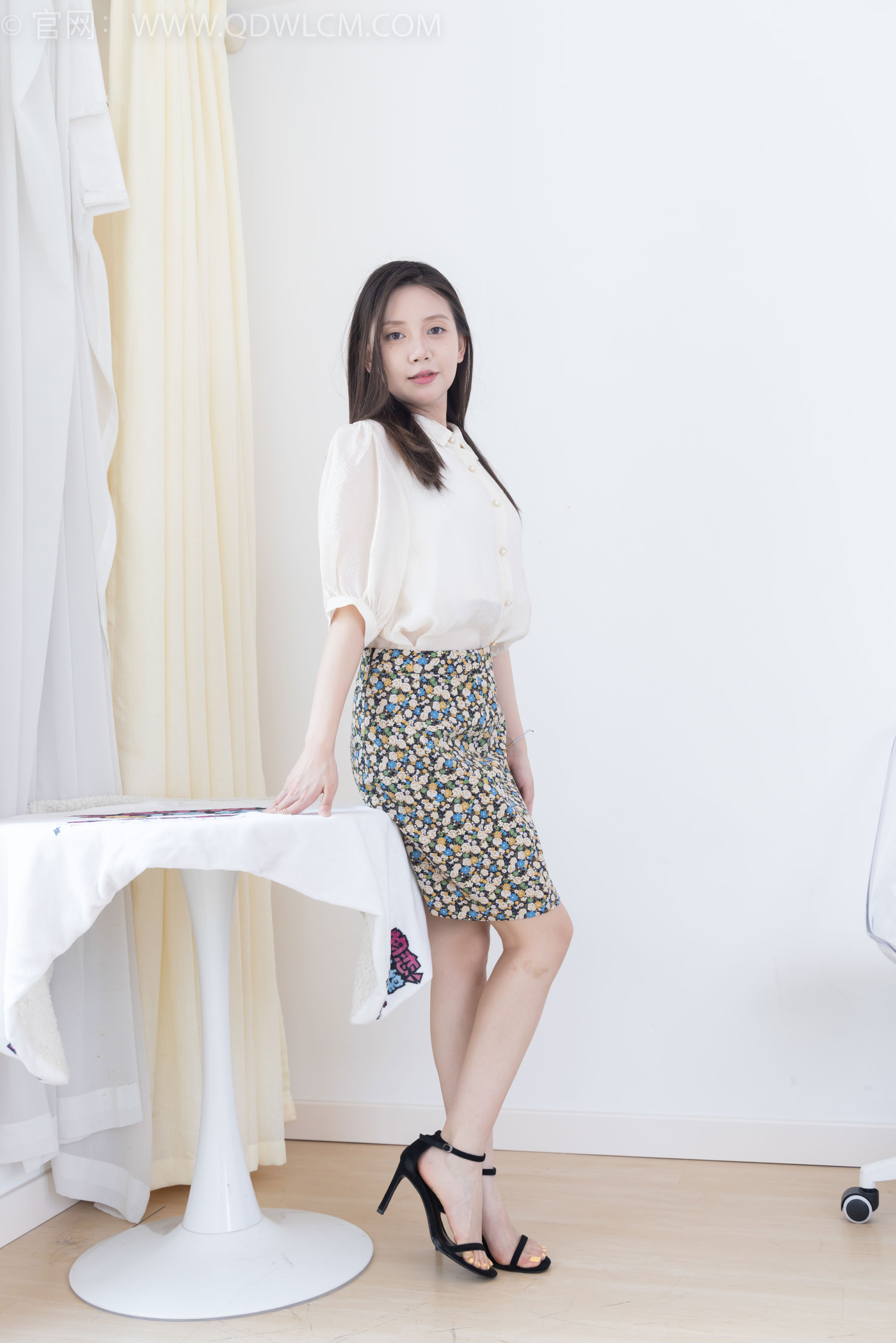 物恋传媒 No.2409 小曦 - 三双高跟鞋、薄肉丝、裸足/(155P)