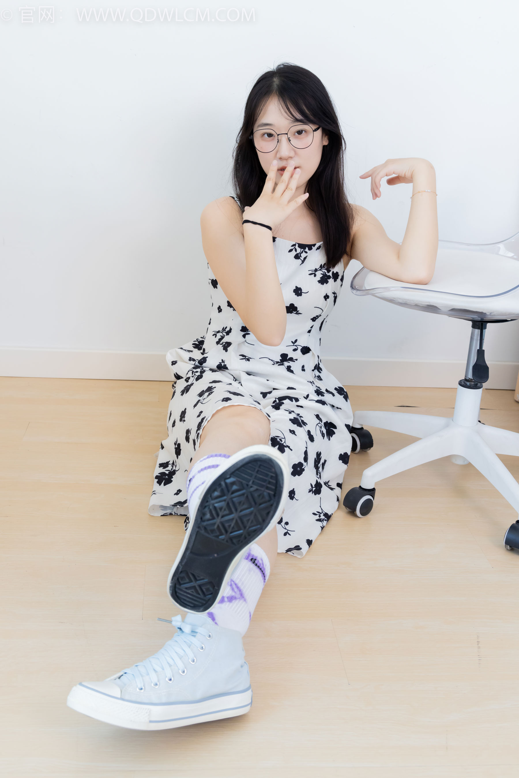 物恋传媒 No.2403 小椿 - 帆布鞋、白紫棉袜、裸足/(155P)