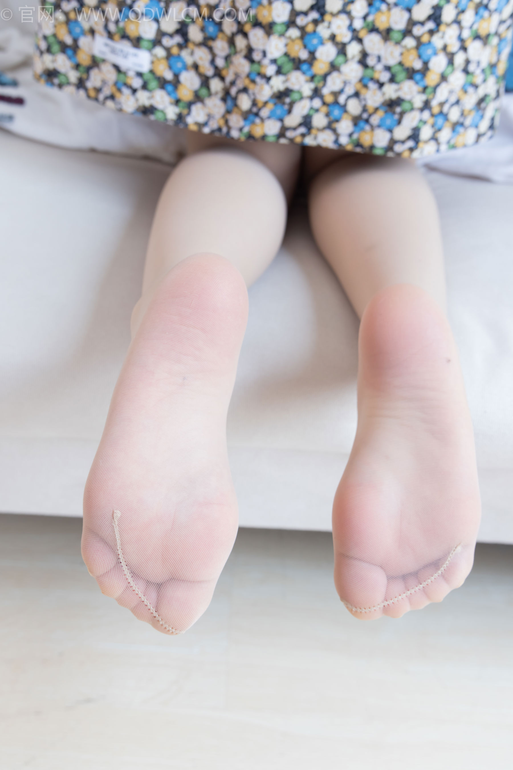 物恋传媒 No.2409 小曦 - 三双高跟鞋、薄肉丝、裸足/(155P)