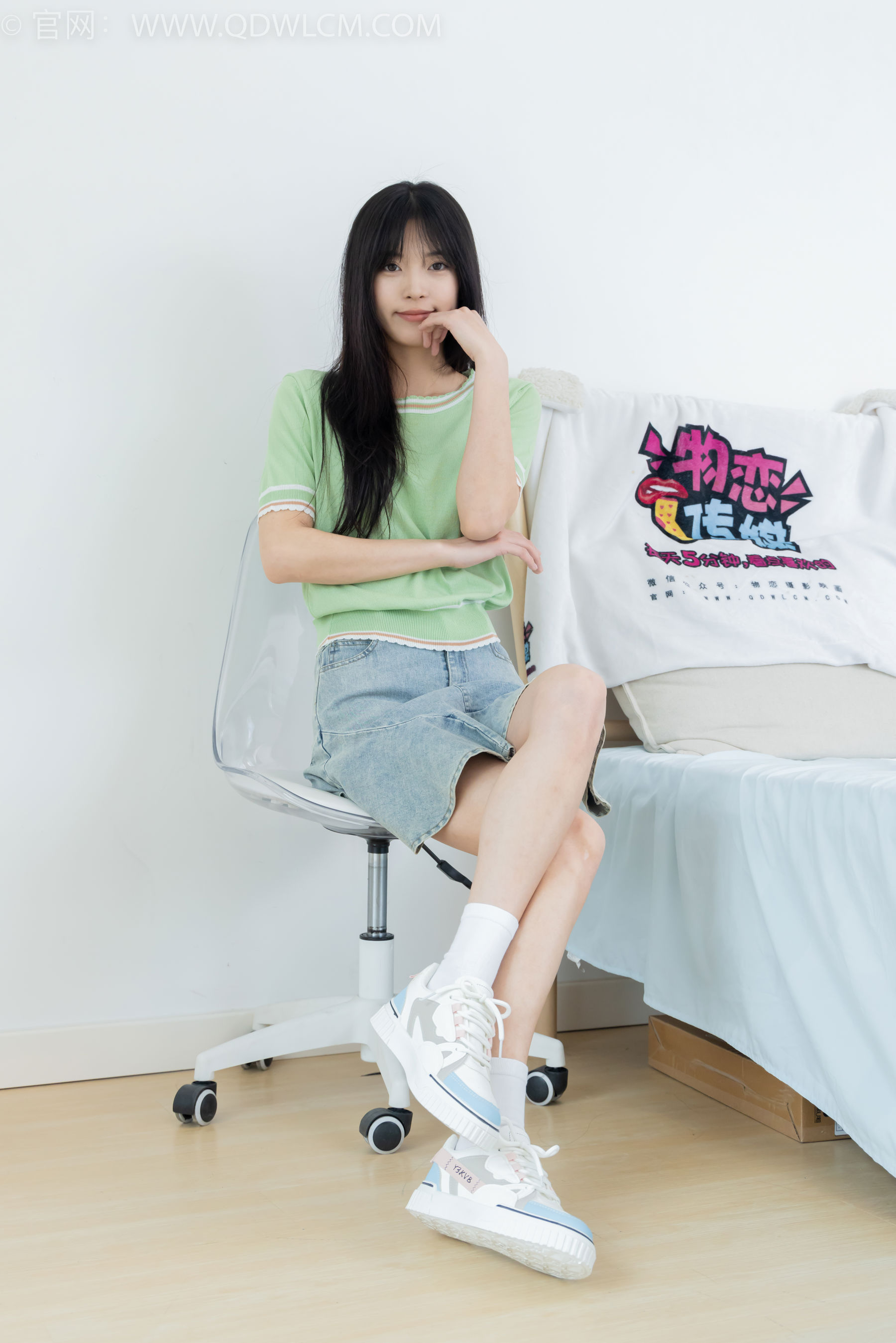 物恋传媒 No.2402 茯苓 - 板鞋、白棉袜、裸足/(190P)