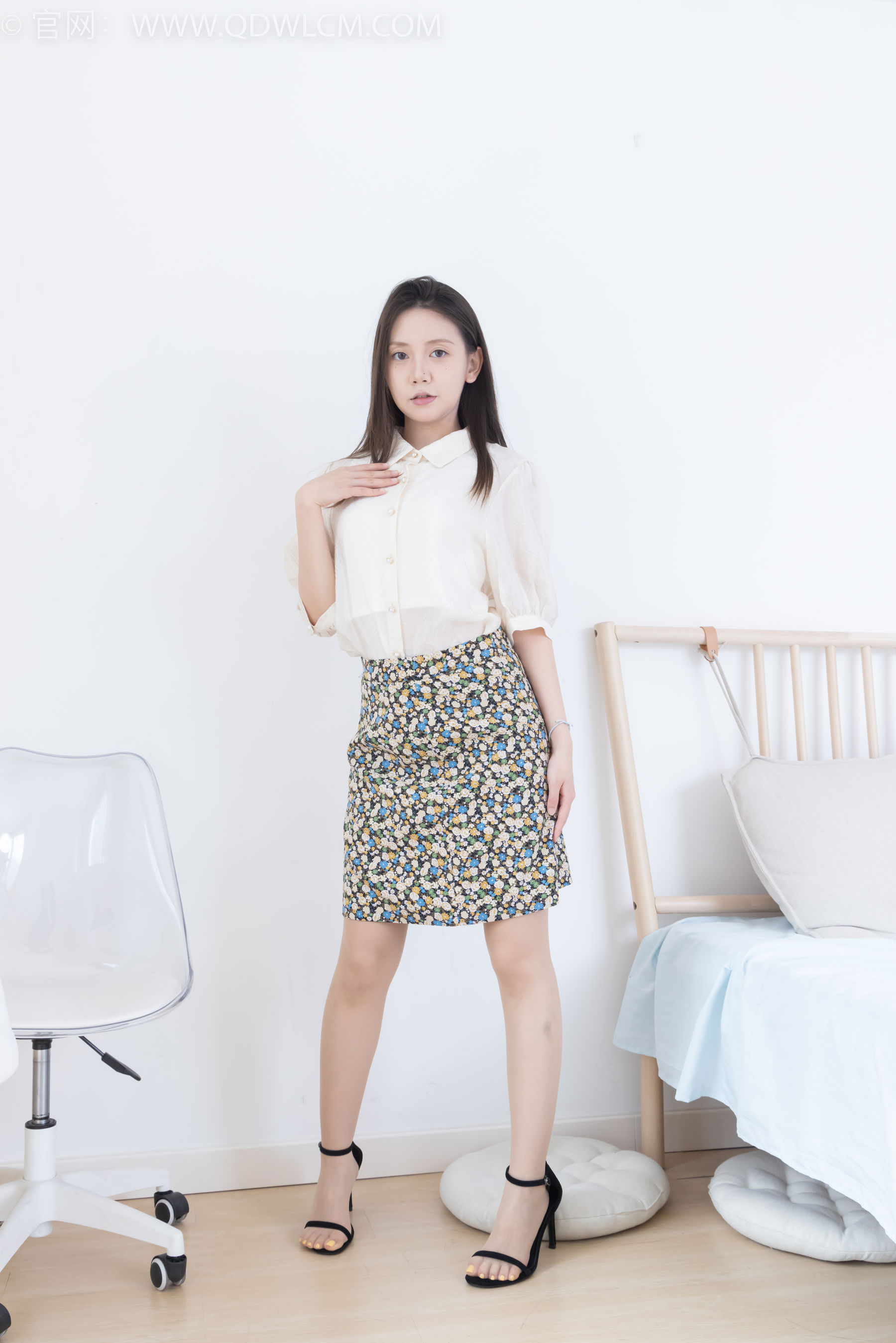 物恋传媒 No.2409 小曦 - 三双高跟鞋、薄肉丝、裸足/(155P)