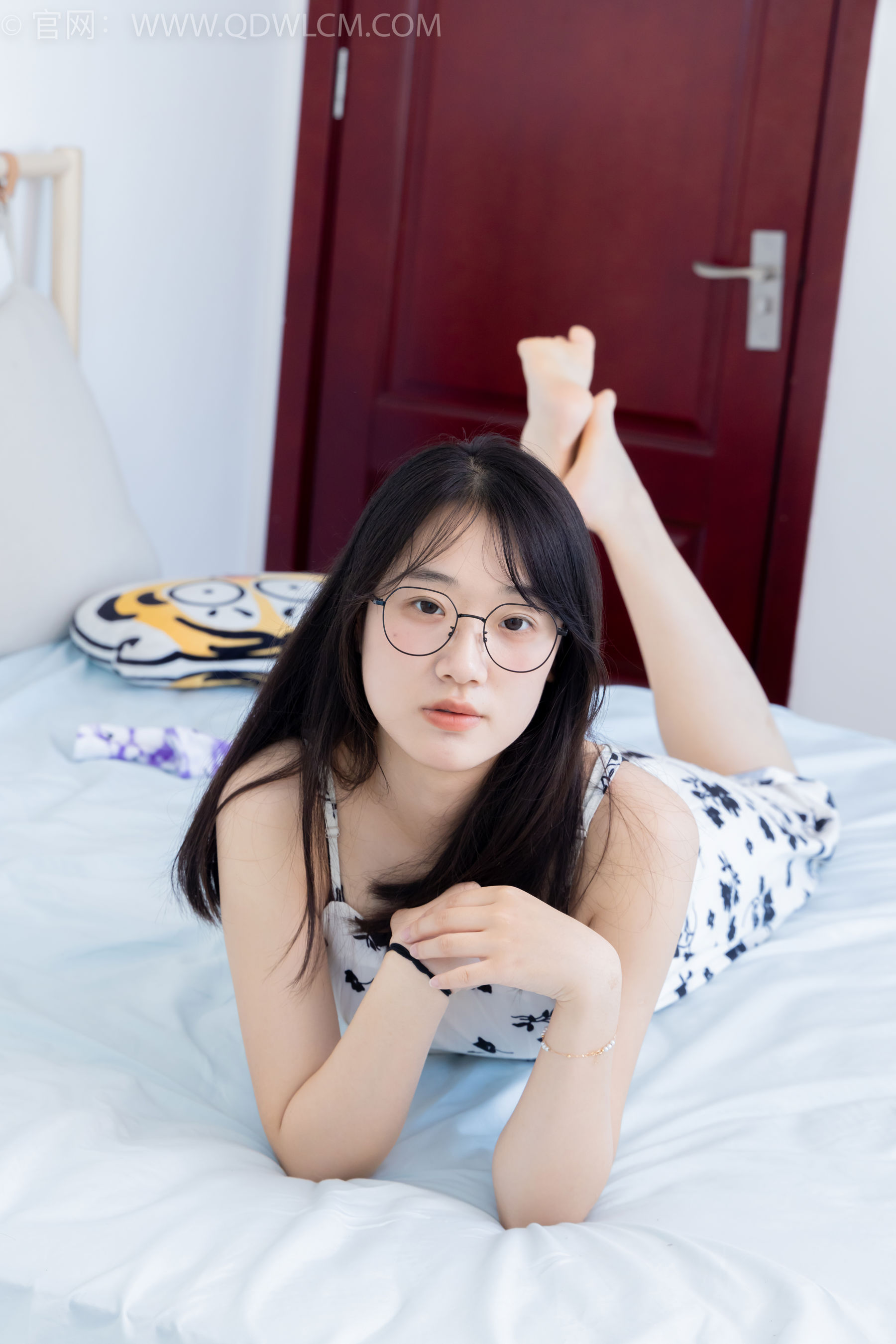 物恋传媒 No.2403 小椿 - 帆布鞋、白紫棉袜、裸足/(155P)