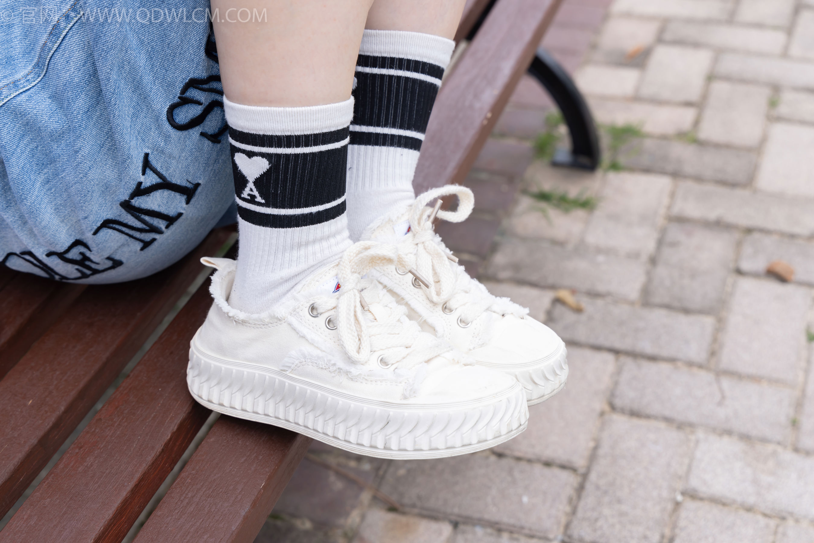 物恋传媒 No.2407 奶糖 - 帆布鞋、自然穿脏白棉袜、裸足/(160P)