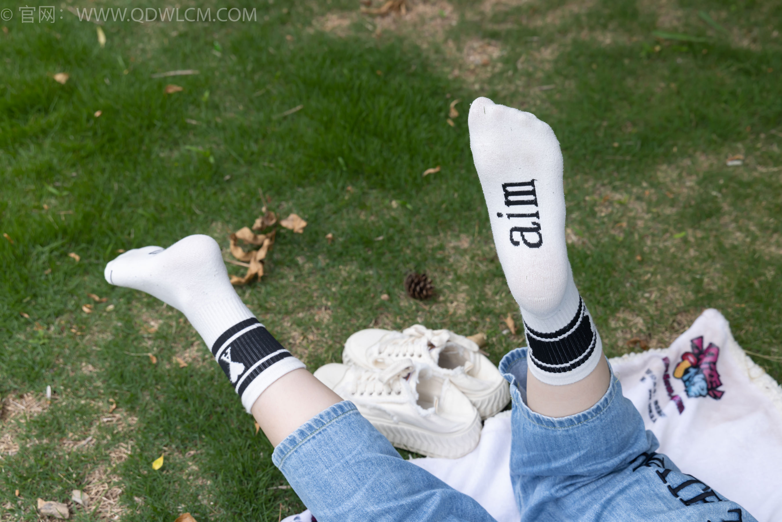 物恋传媒 No.2407 奶糖 - 帆布鞋、自然穿脏白棉袜、裸足/(160P)