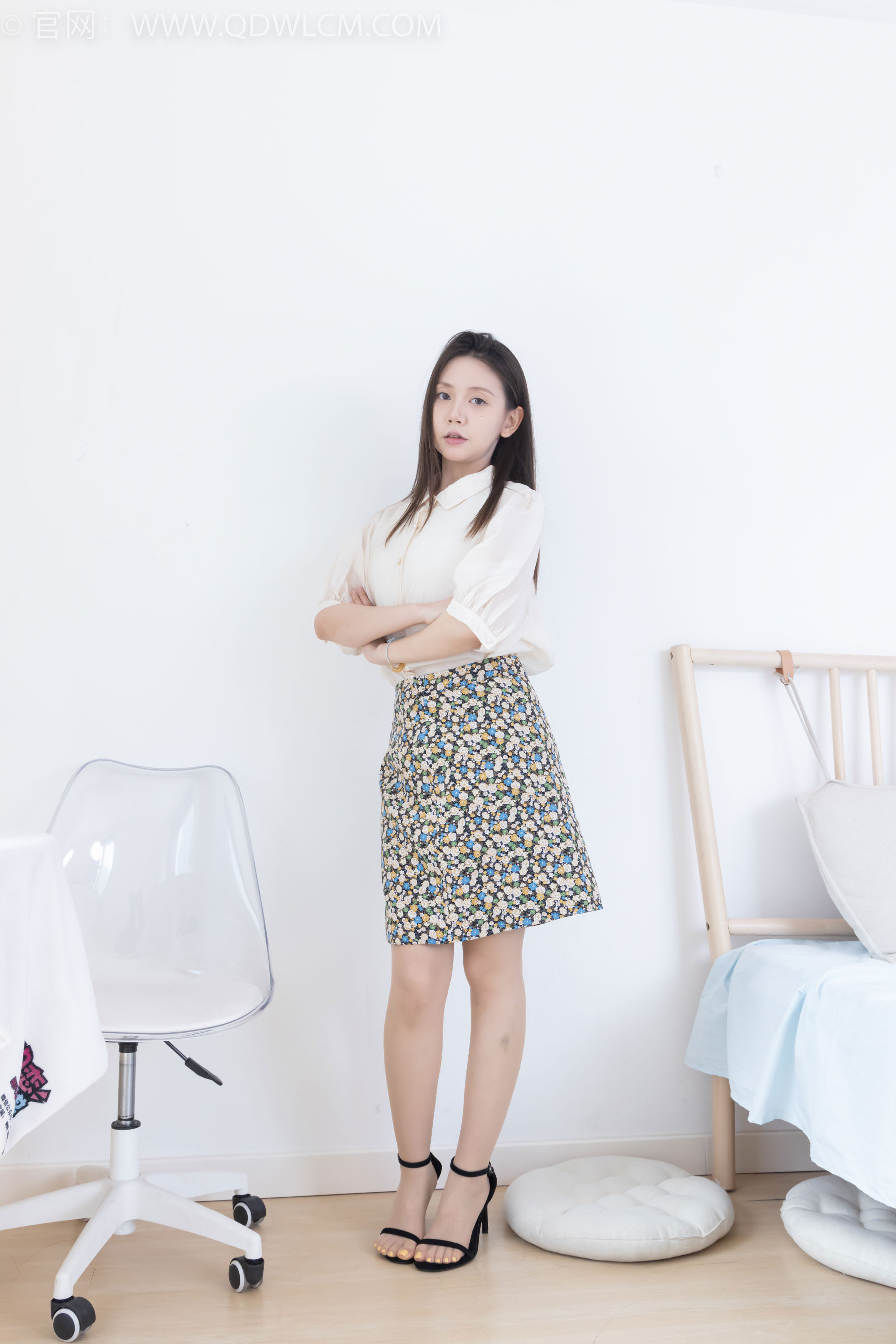 物恋传媒 No.2409 小曦 - 三双高跟鞋、薄肉丝、裸足/(155P)