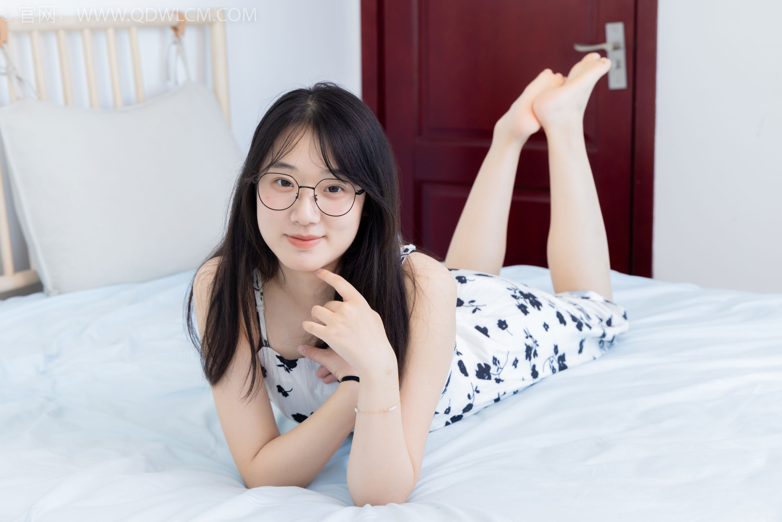 物恋传媒 No.2403 小椿 - 帆布鞋、白紫棉袜、裸足/(155P)