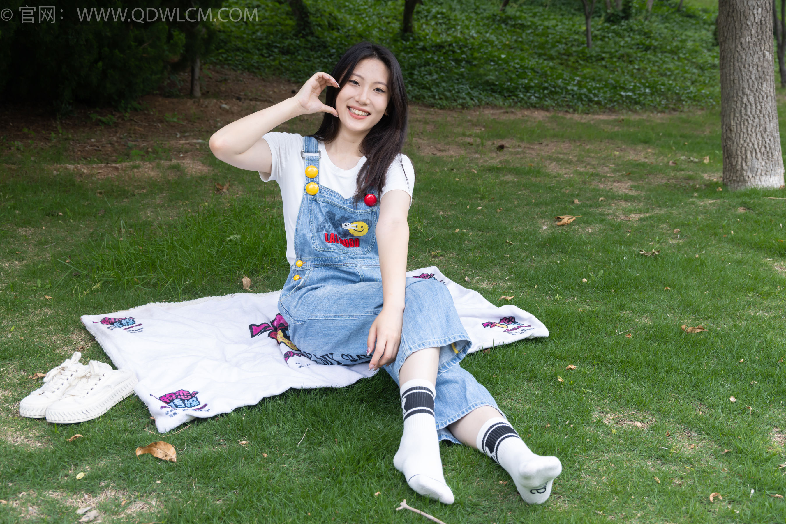 物恋传媒 No.2407 奶糖 - 帆布鞋、自然穿脏白棉袜、裸足/(160P)