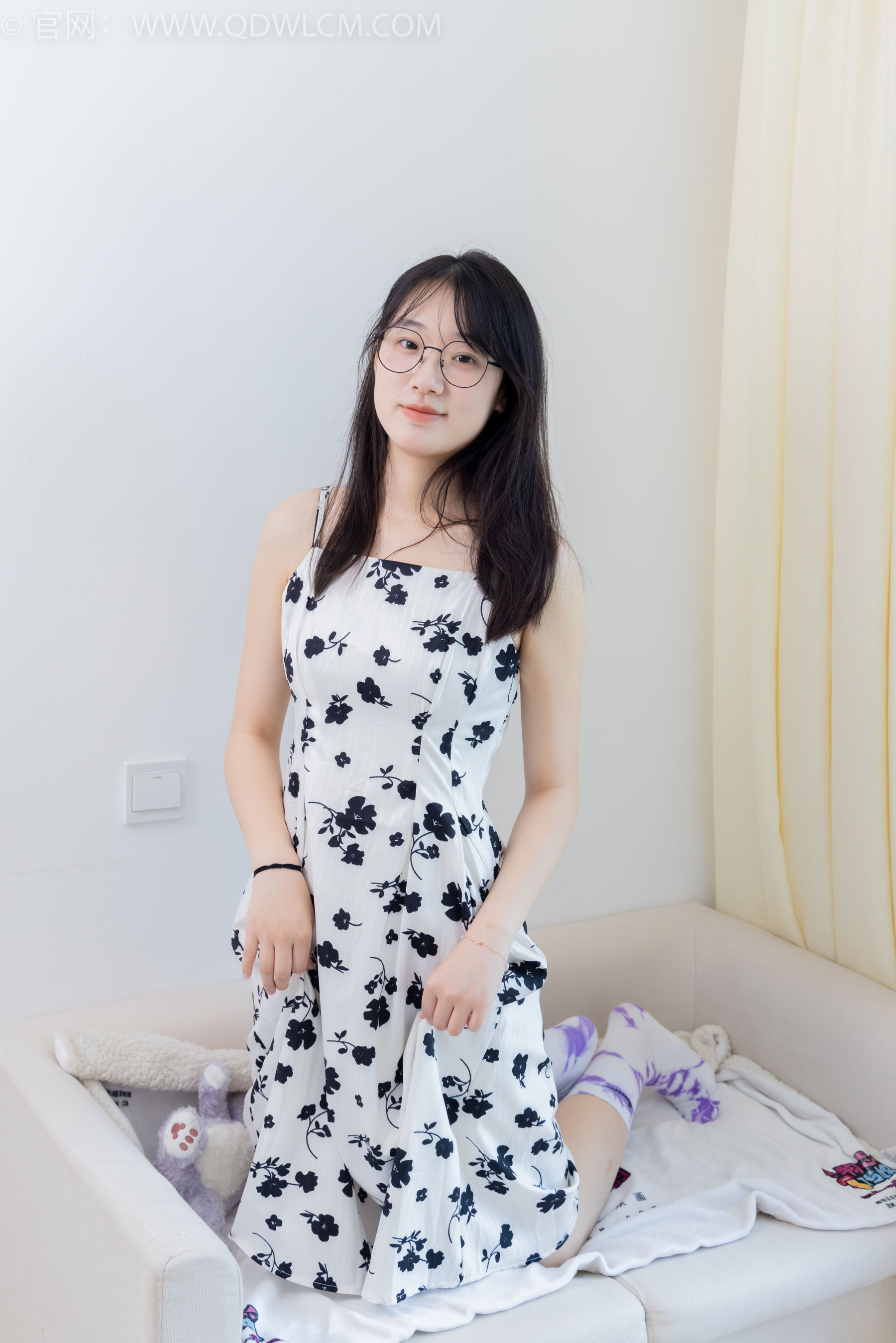 物恋传媒 No.2403 小椿 - 帆布鞋、白紫棉袜、裸足/(155P)