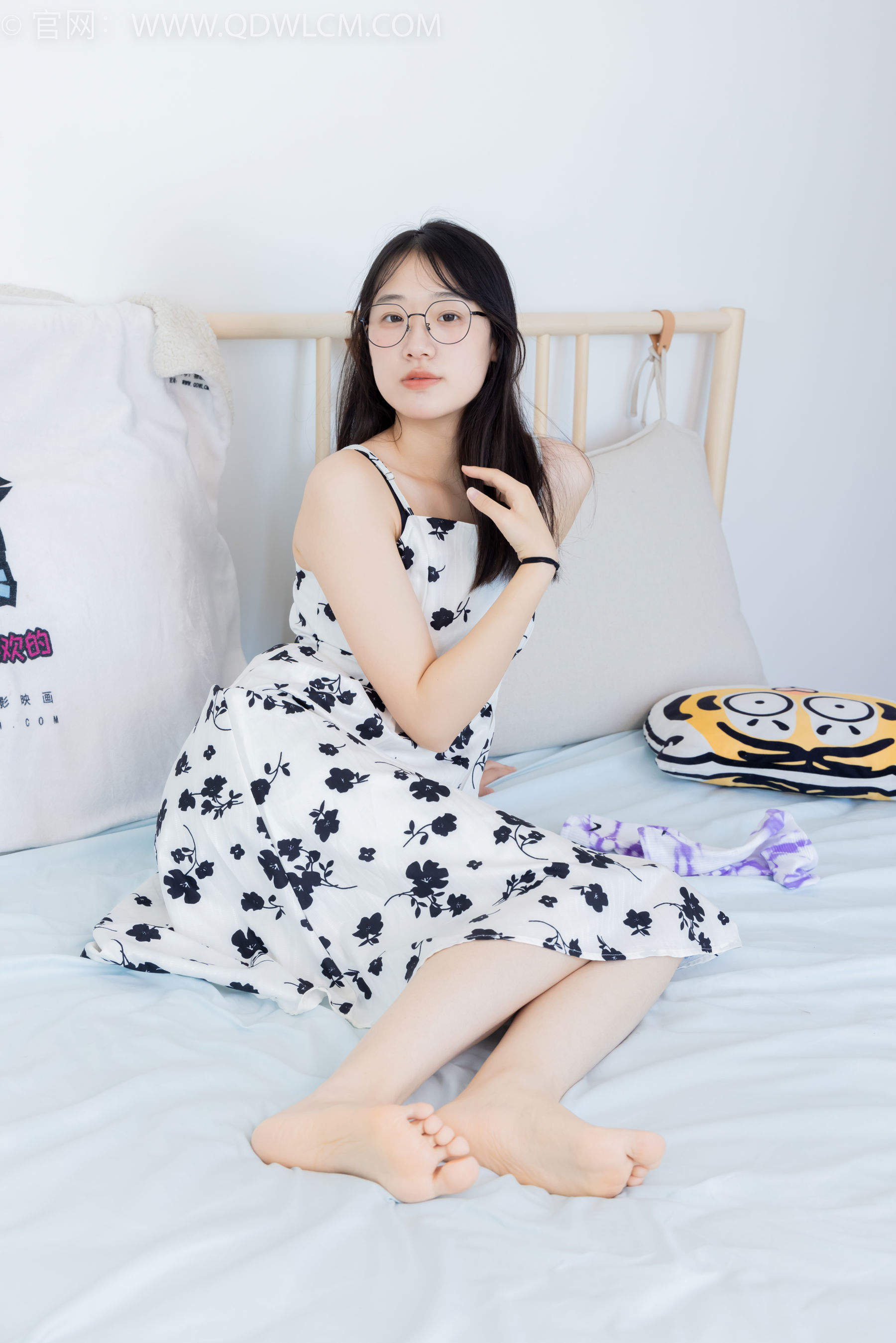 物恋传媒 No.2403 小椿 - 帆布鞋、白紫棉袜、裸足/(155P)