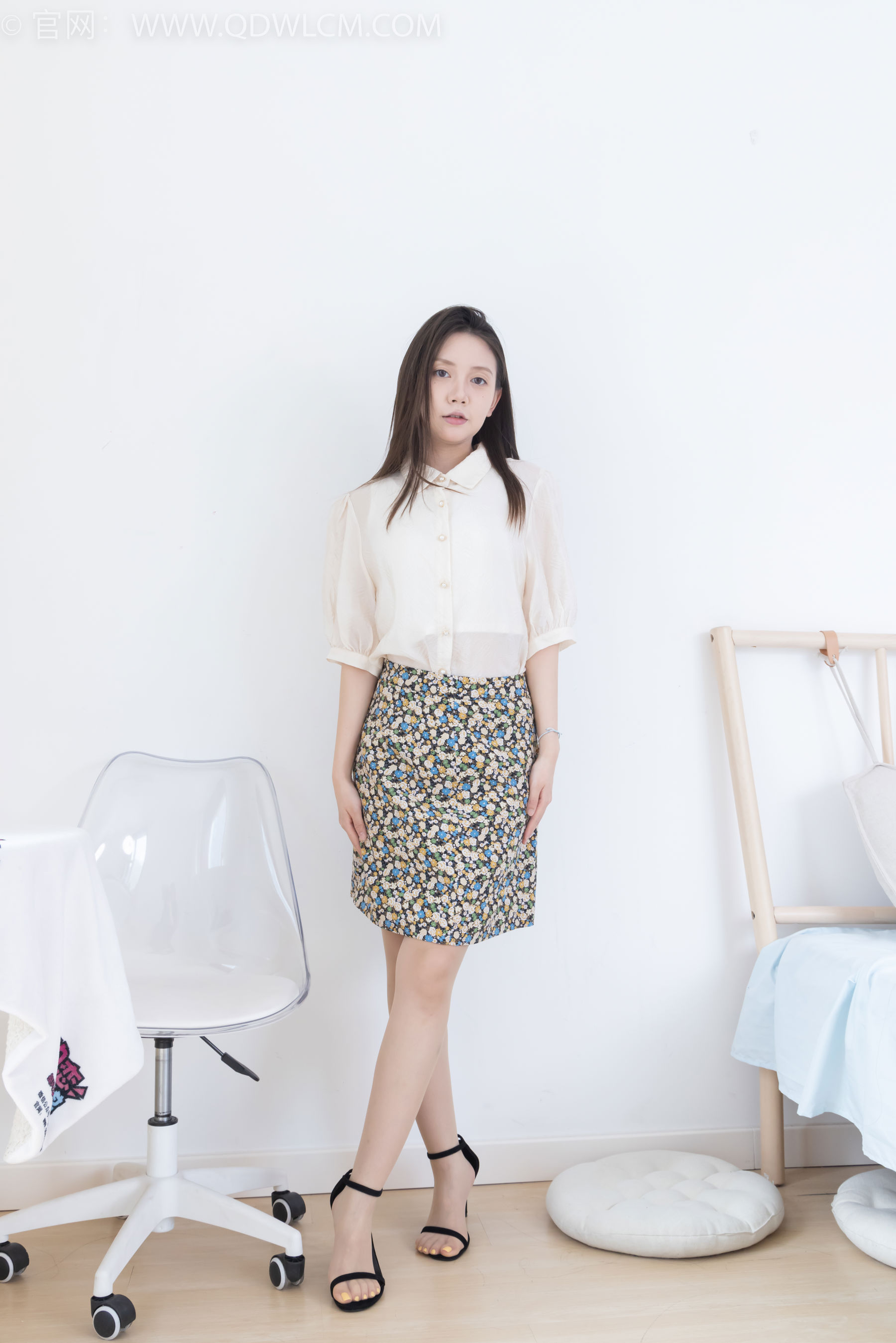 物恋传媒 No.2409 小曦 - 三双高跟鞋、薄肉丝、裸足/(155P)