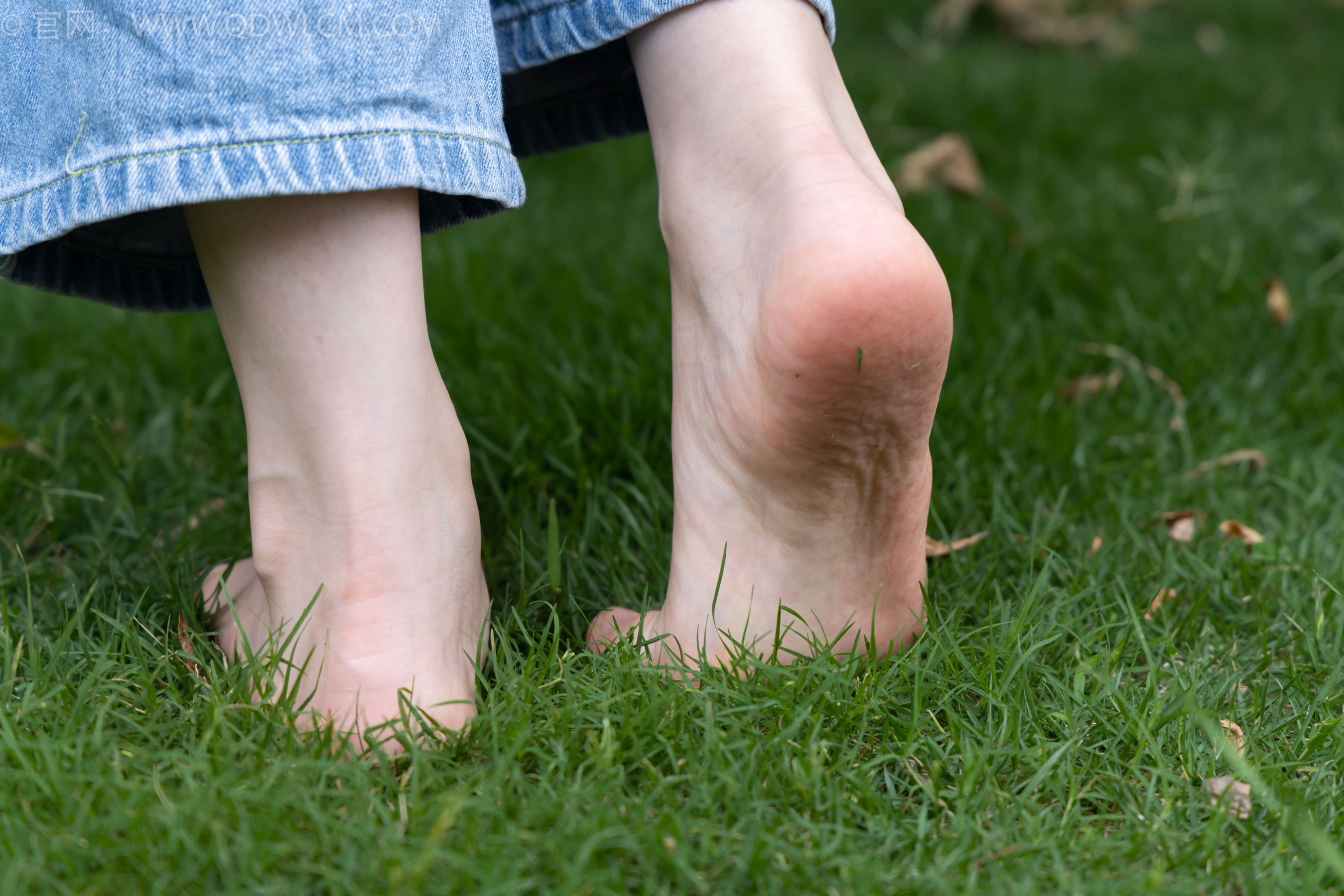 物恋传媒 No.2407 奶糖 - 帆布鞋、自然穿脏白棉袜、裸足/(160P)