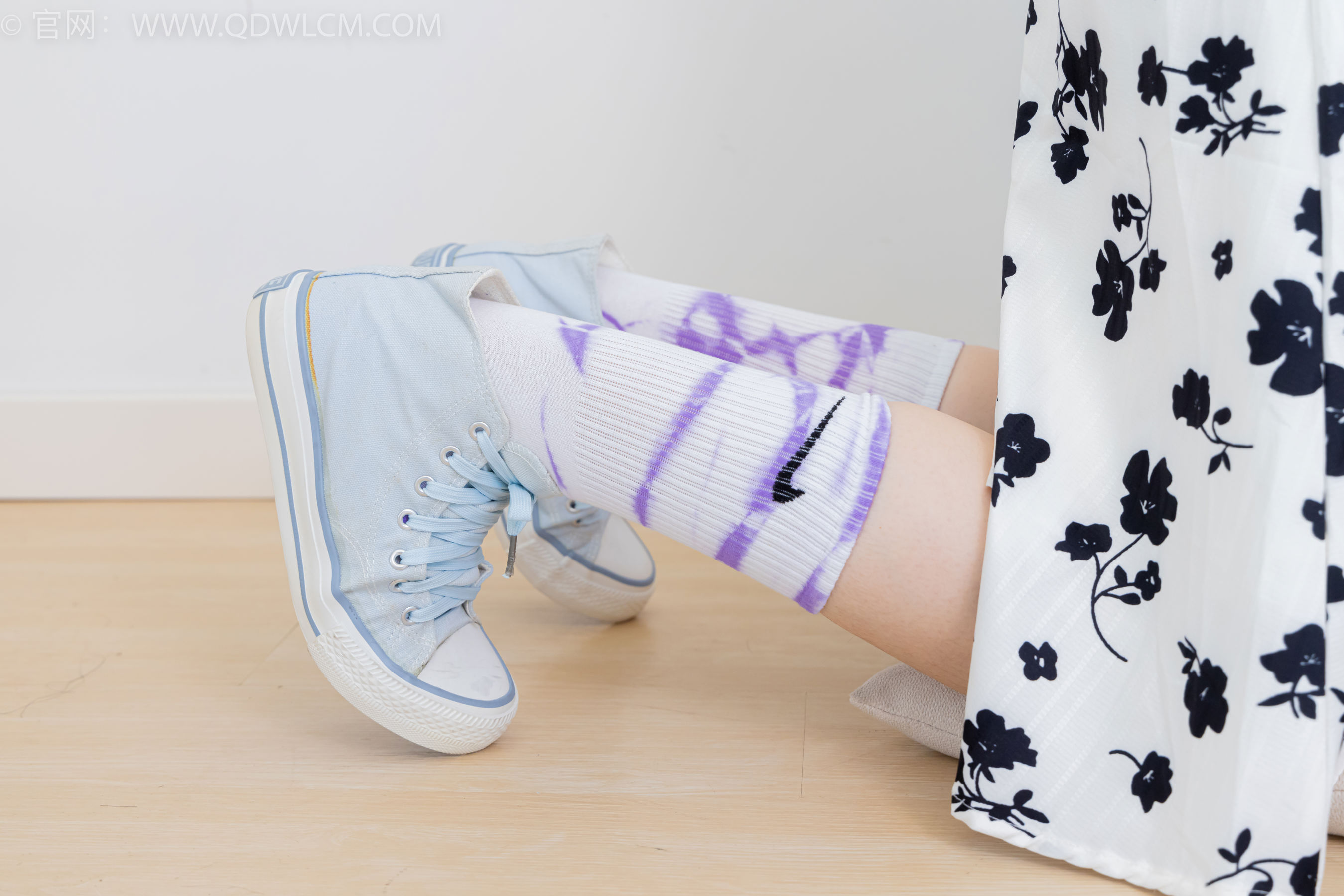 物恋传媒 No.2403 小椿 - 帆布鞋、白紫棉袜、裸足/(155P)