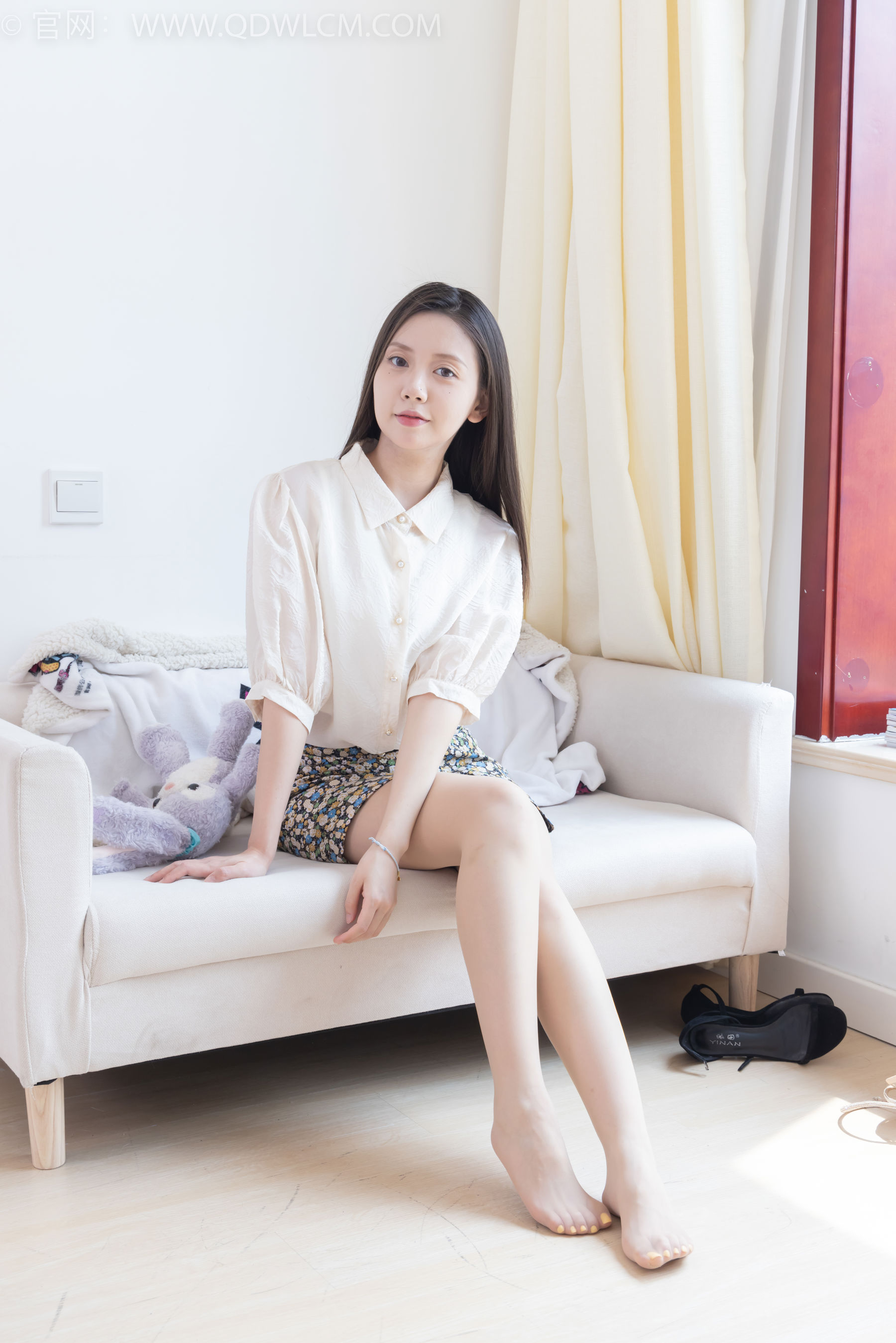 物恋传媒 No.2409 小曦 - 三双高跟鞋、薄肉丝、裸足/(155P)