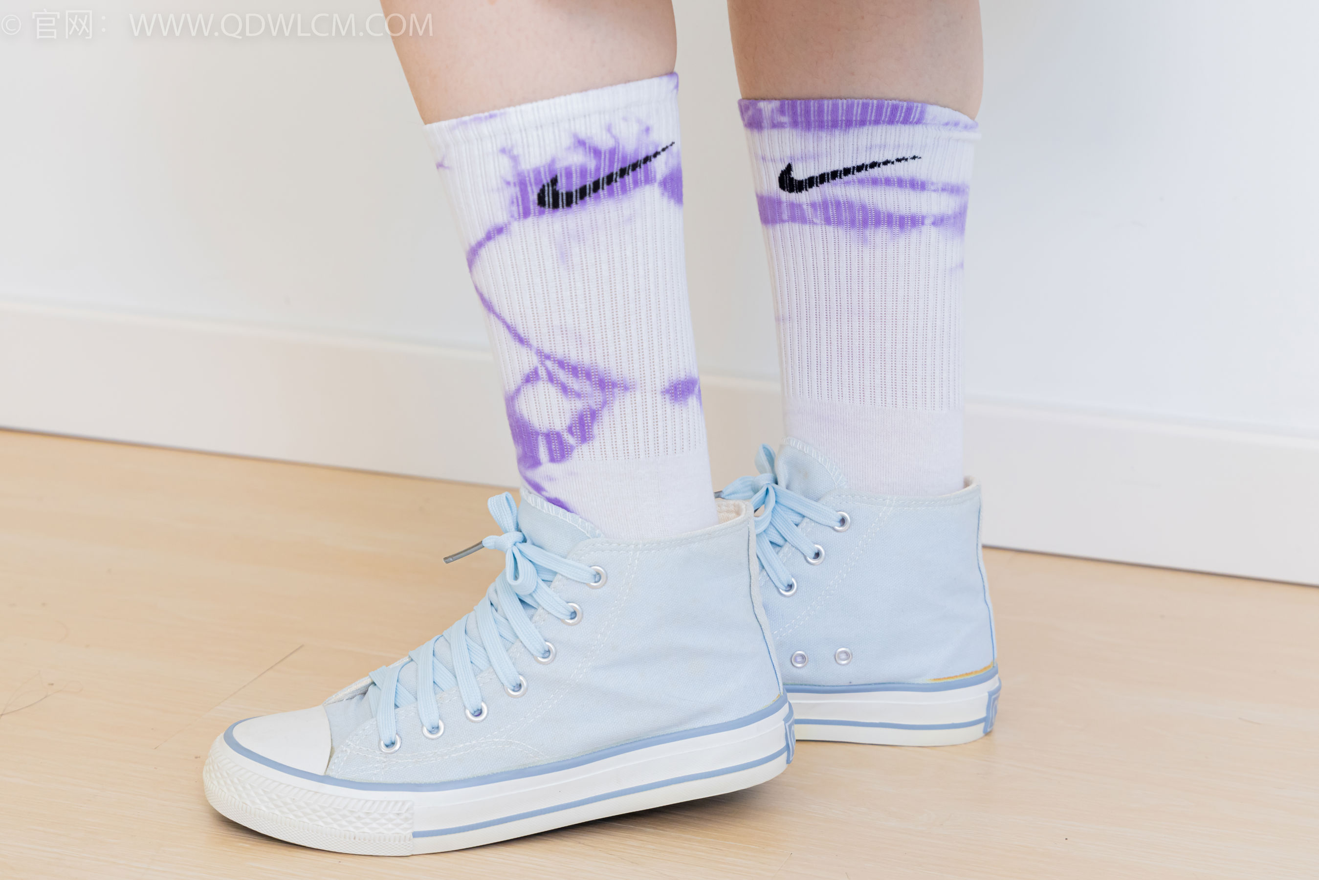 物恋传媒 No.2403 小椿 - 帆布鞋、白紫棉袜、裸足/(155P)