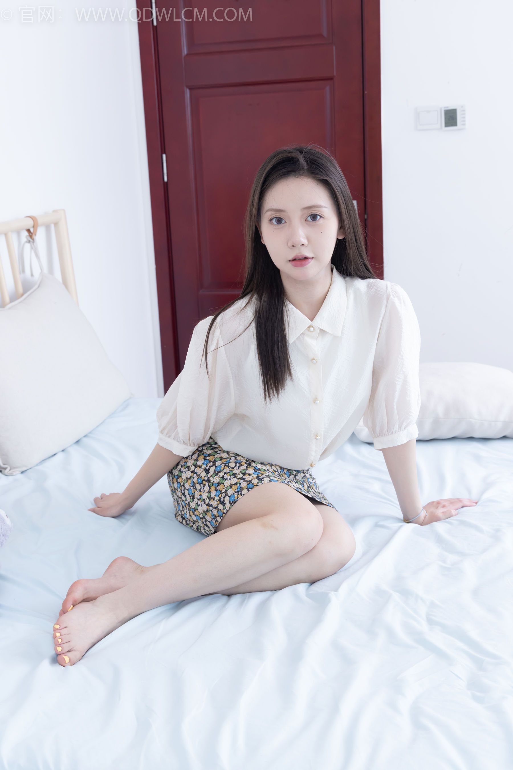 物恋传媒 No.2409 小曦 - 三双高跟鞋、薄肉丝、裸足/(155P)