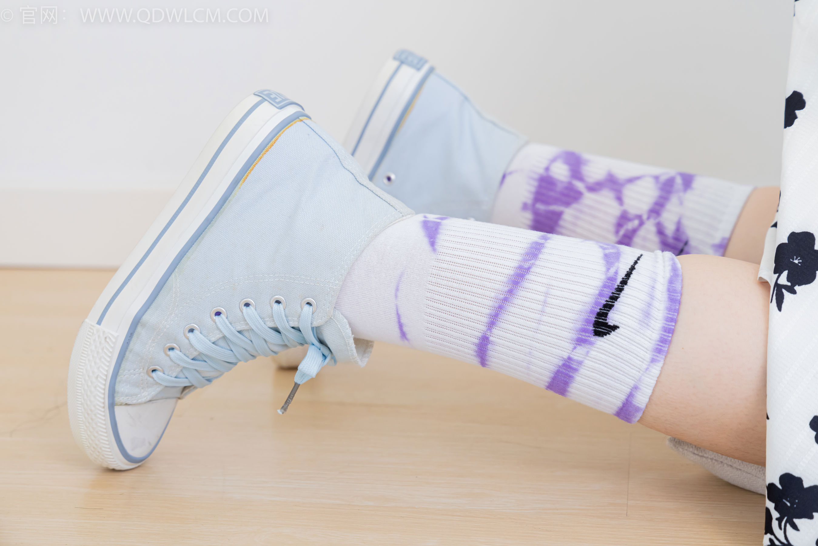 物恋传媒 No.2403 小椿 - 帆布鞋、白紫棉袜、裸足/(155P)