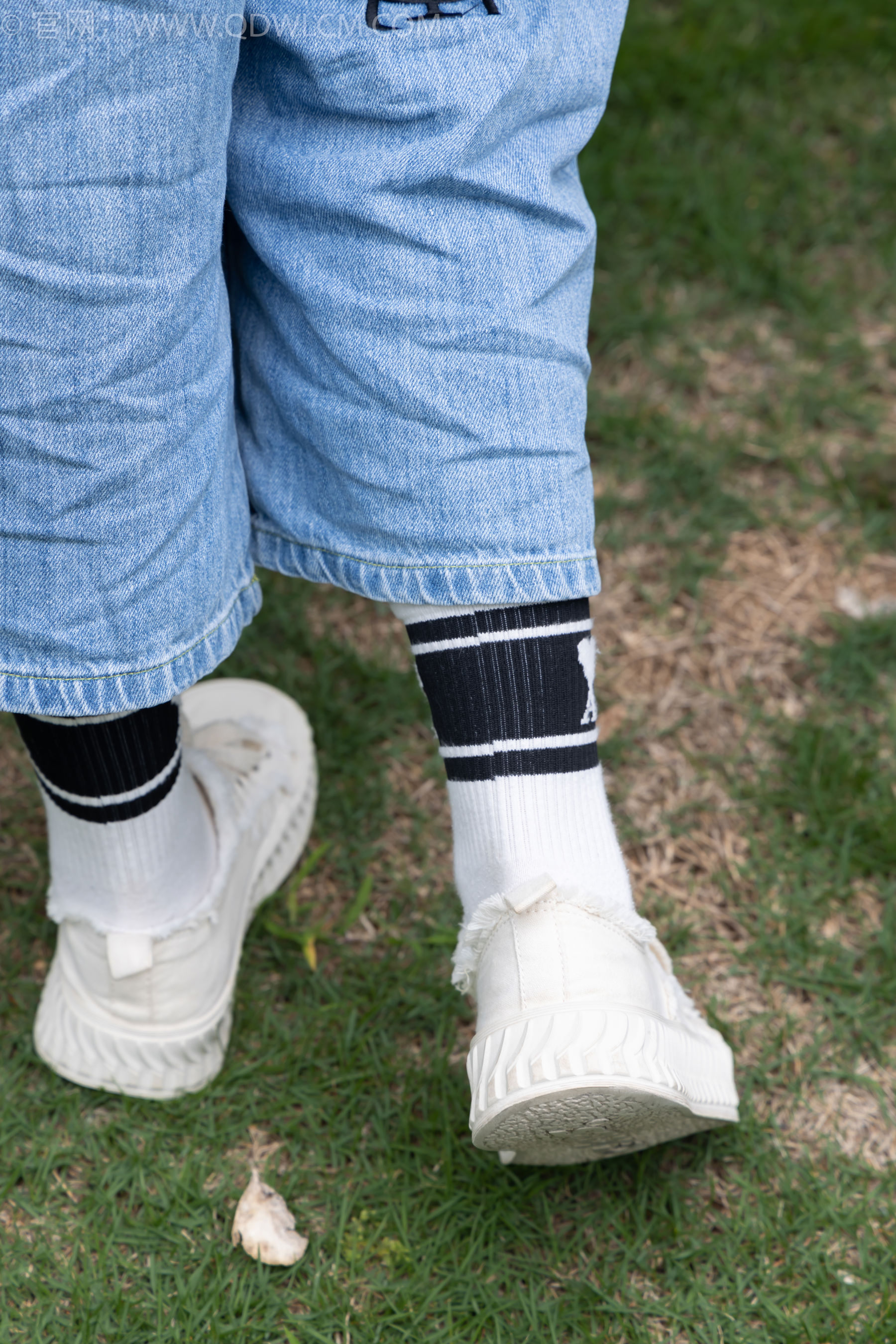 物恋传媒 No.2407 奶糖 - 帆布鞋、自然穿脏白棉袜、裸足/(160P)