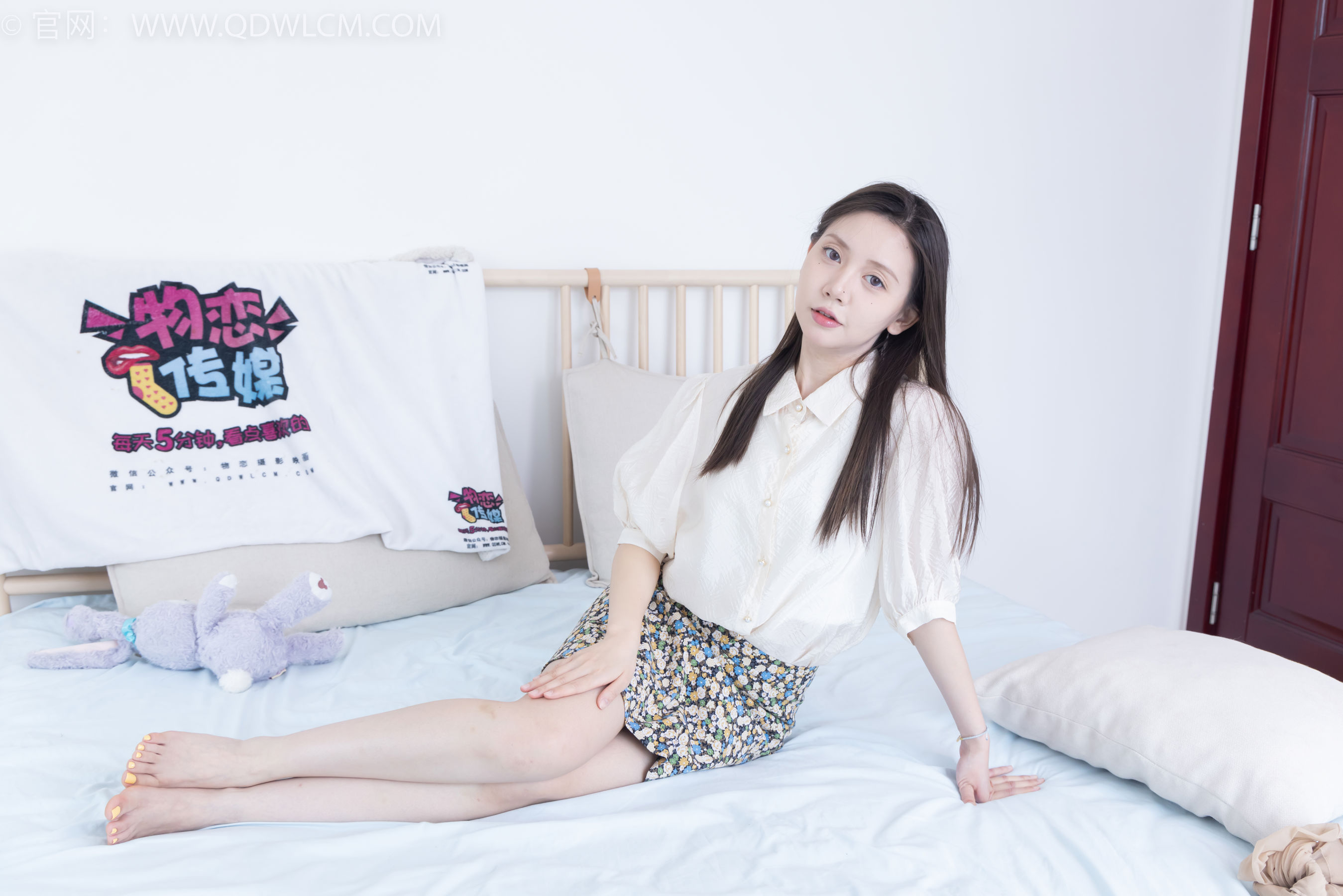 物恋传媒 No.2409 小曦 - 三双高跟鞋、薄肉丝、裸足/(155P)