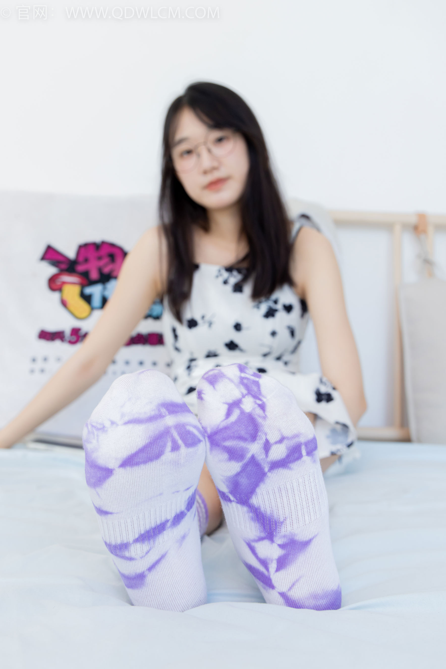 物恋传媒 No.2403 小椿 - 帆布鞋、白紫棉袜、裸足/(155P)