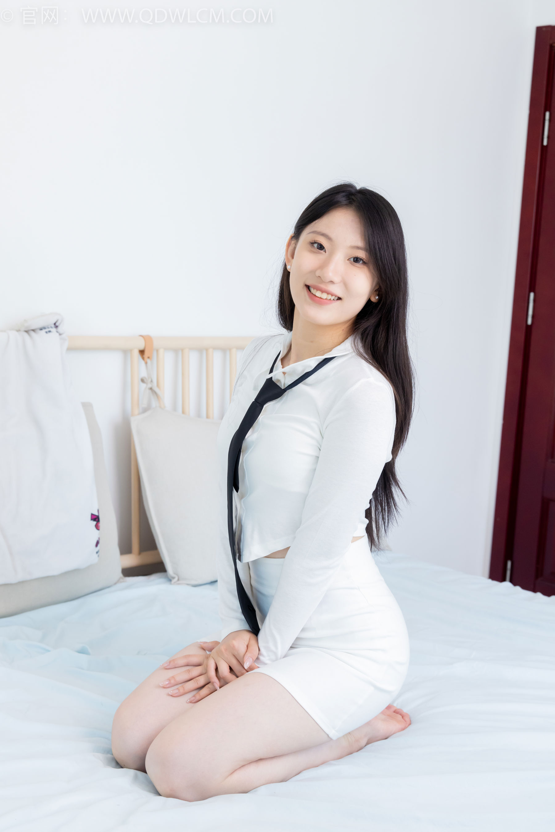 物恋传媒 No.2411 奶糖 - 两双高跟凉鞋、薄肉丝、薄黑丝、裸足/(175P)