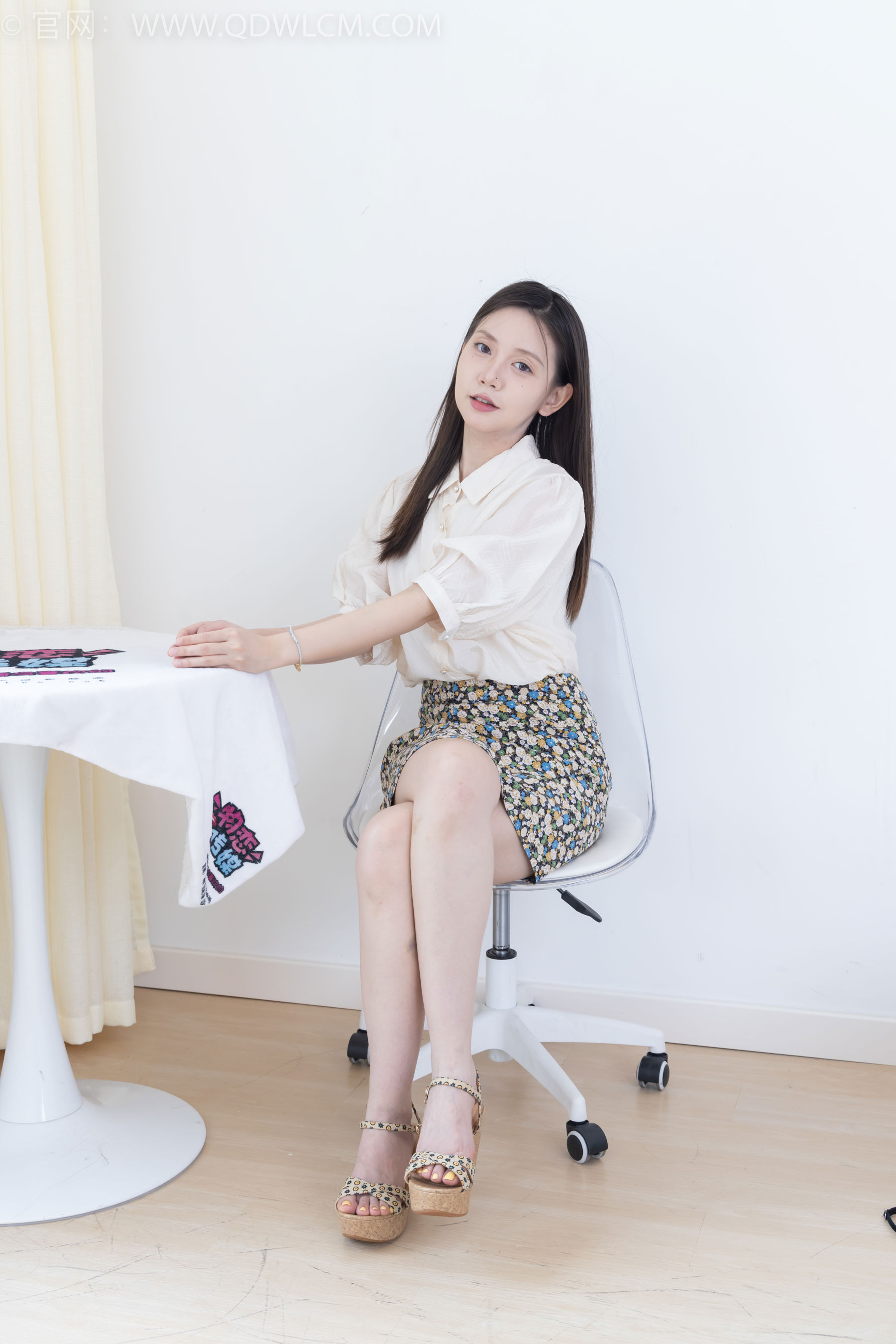 物恋传媒 No.2409 小曦 - 三双高跟鞋、薄肉丝、裸足/(155P)