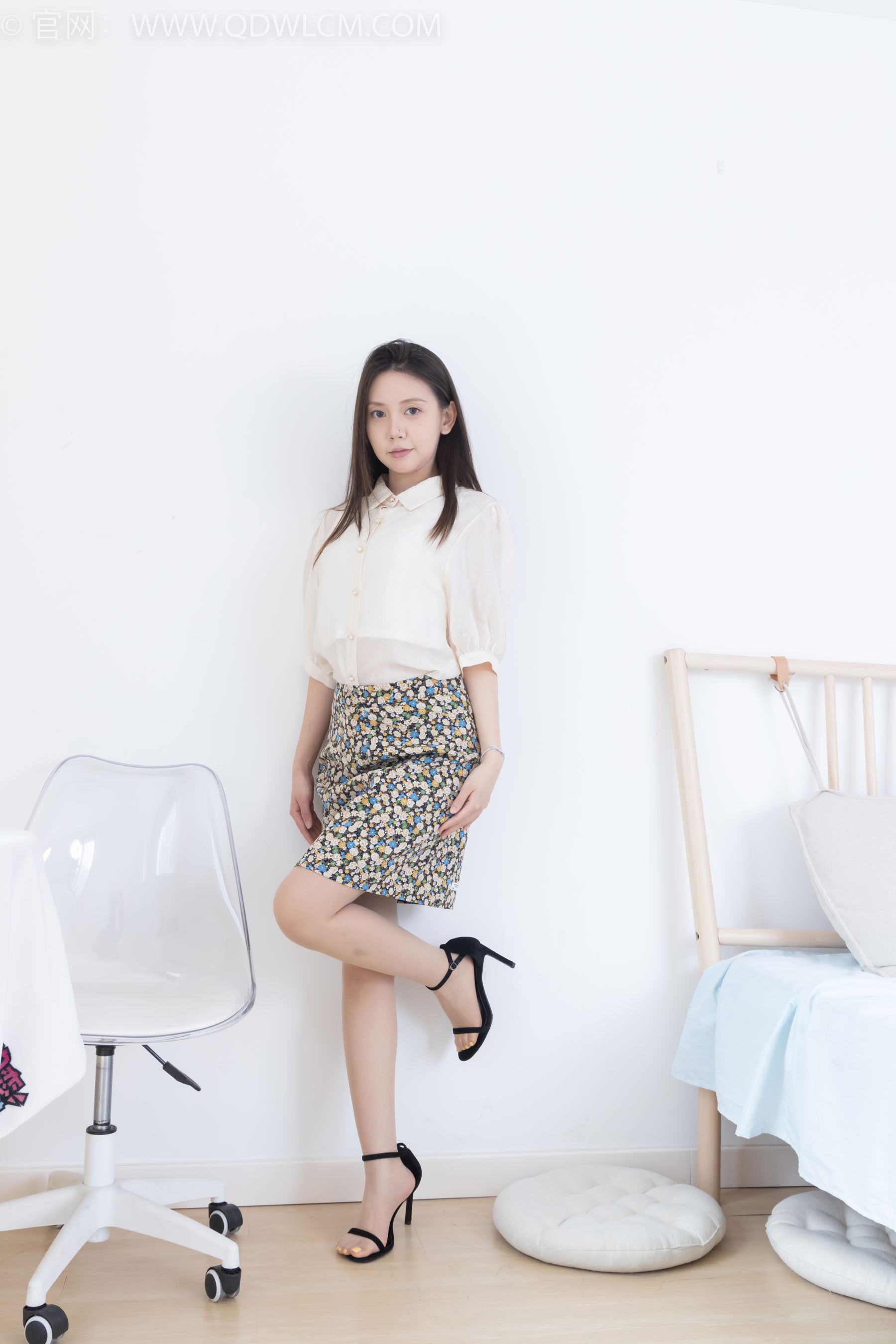 物恋传媒 No.2409 小曦 - 三双高跟鞋、薄肉丝、裸足/(155P)