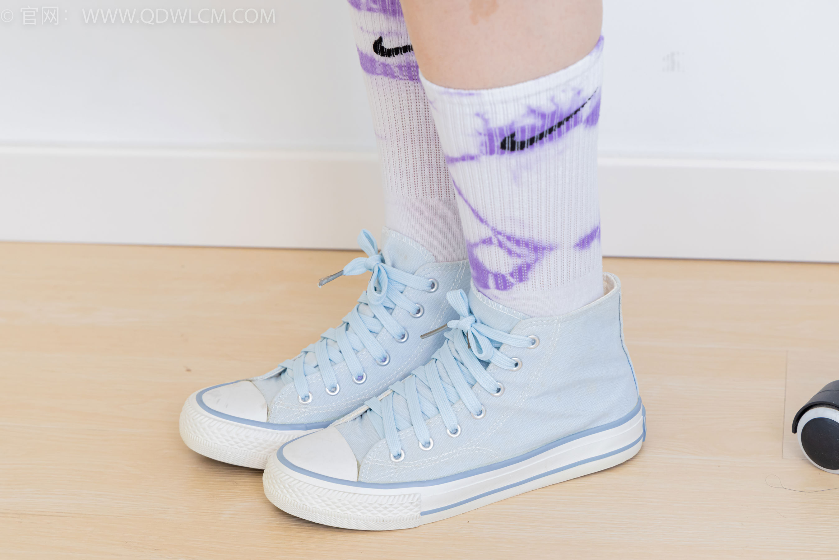 物恋传媒 No.2403 小椿 - 帆布鞋、白紫棉袜、裸足/(155P)