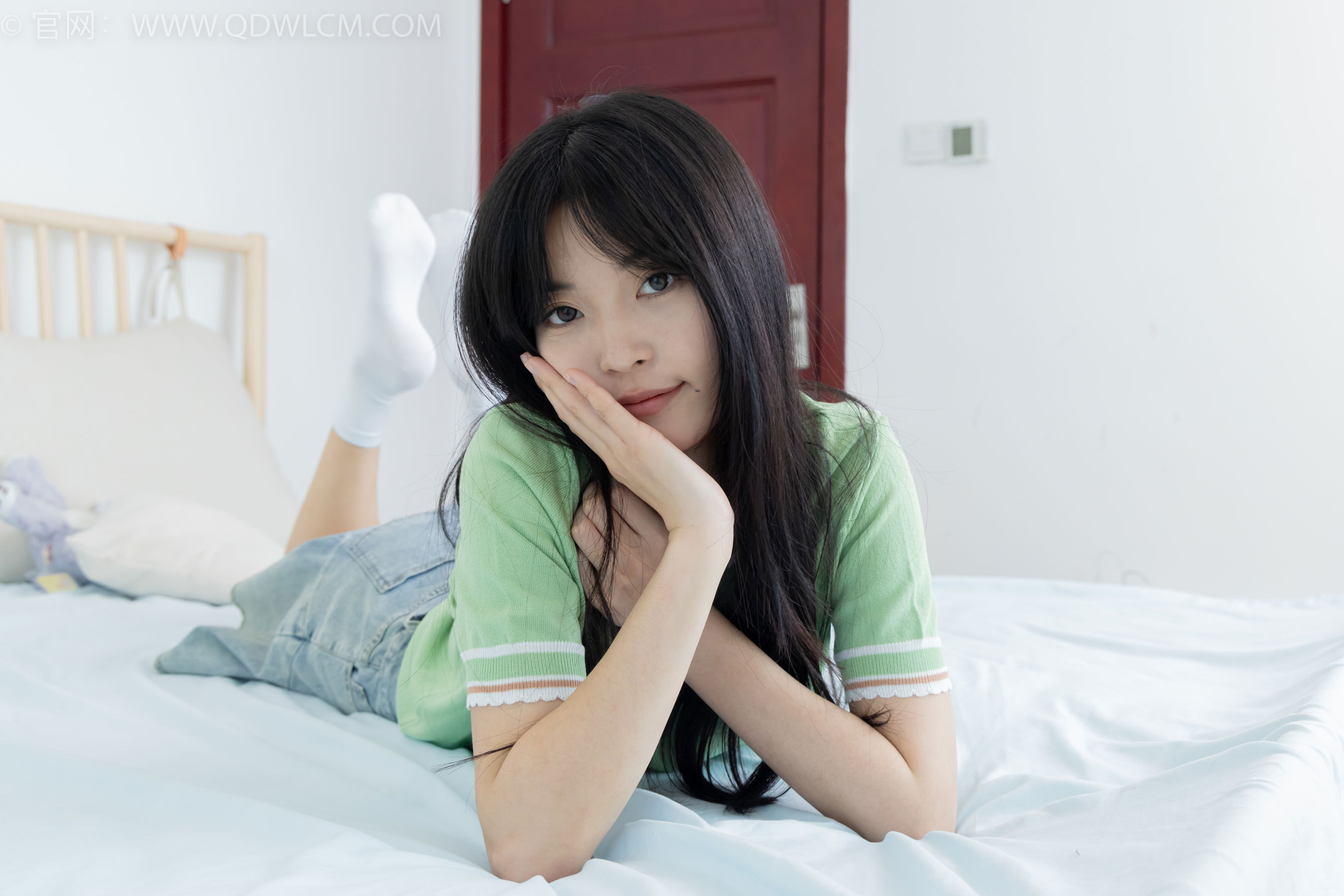 物恋传媒 No.2402 茯苓 - 板鞋、白棉袜、裸足/(190P)