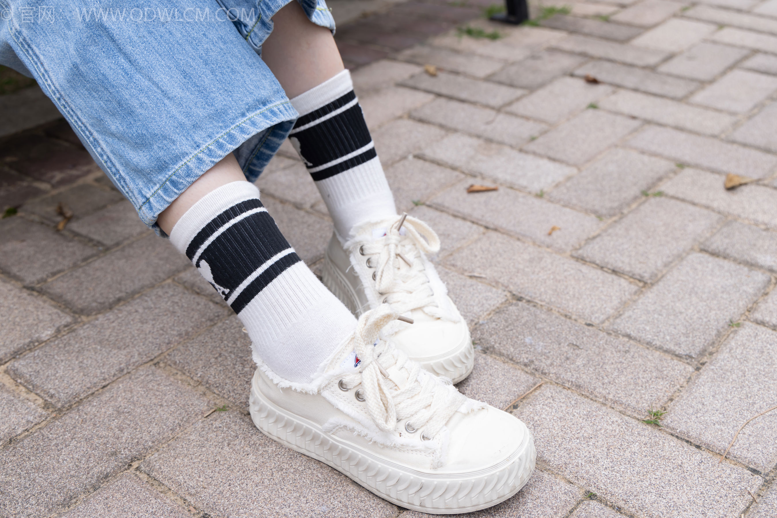 物恋传媒 No.2407 奶糖 - 帆布鞋、自然穿脏白棉袜、裸足/(160P)