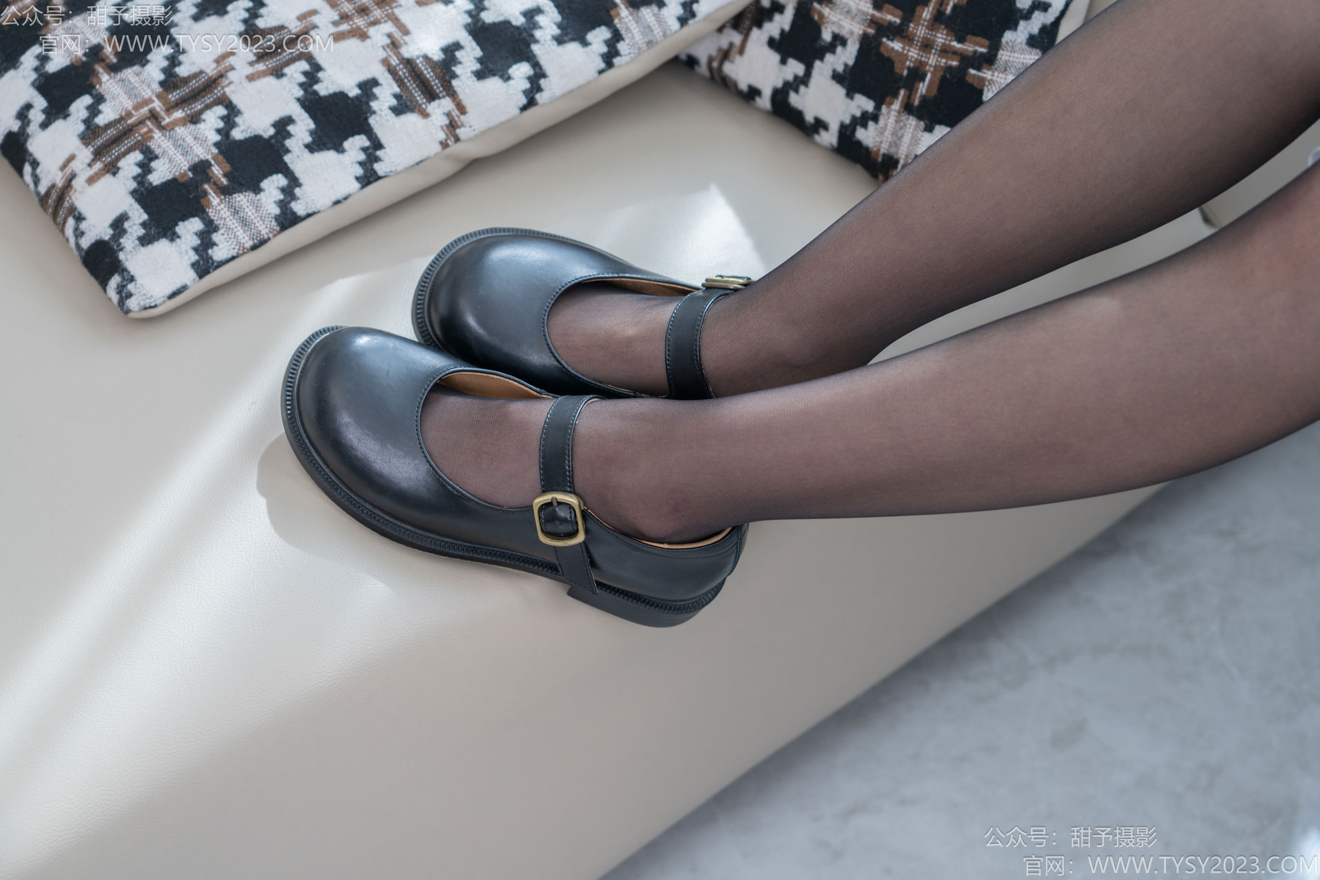 甜予摄影 No.195 贝壳 -皮鞋、薄黑丝、裸足、足印剧情/(129P)