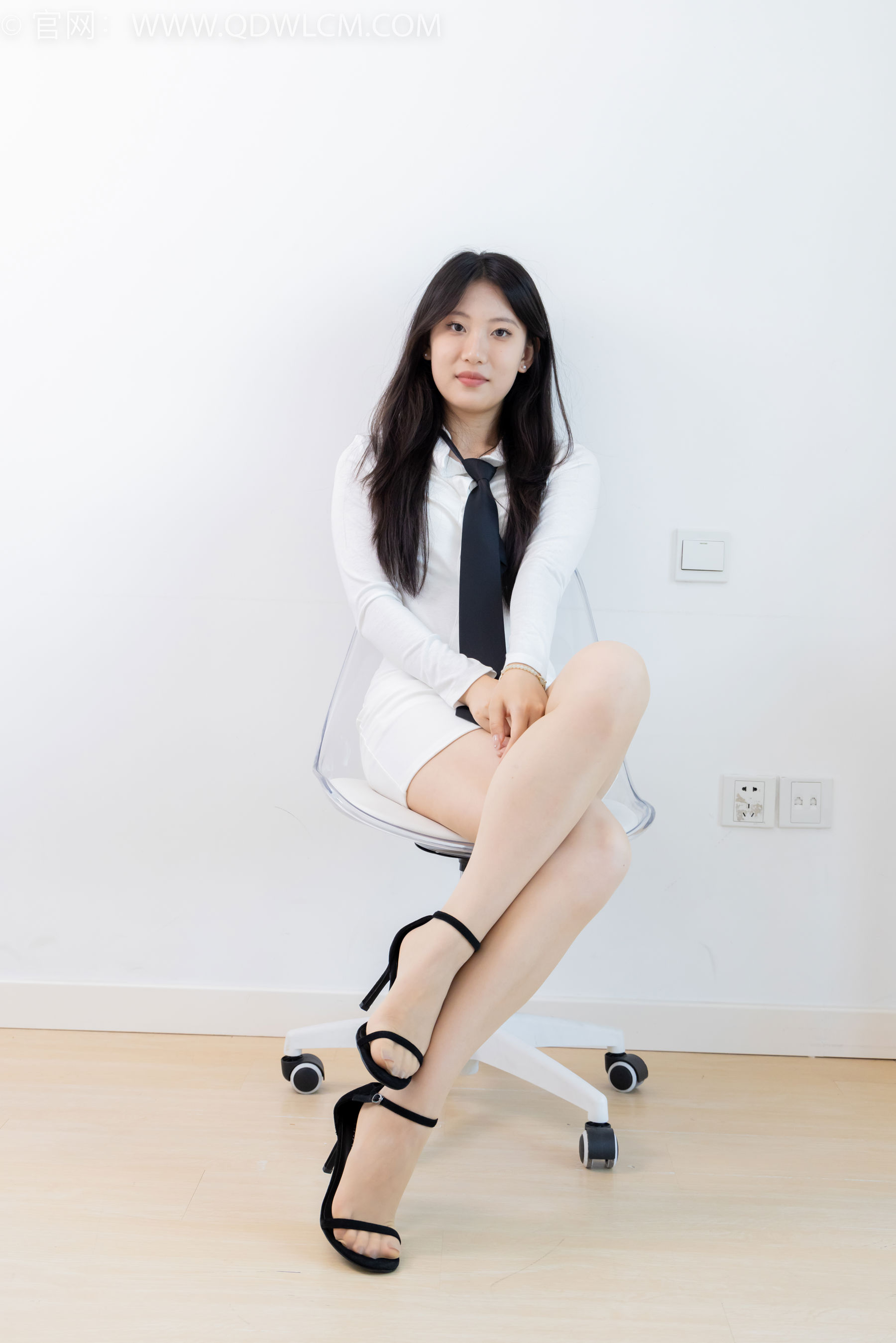 物恋传媒 No.2411 奶糖 - 两双高跟凉鞋、薄肉丝、薄黑丝、裸足/(175P)