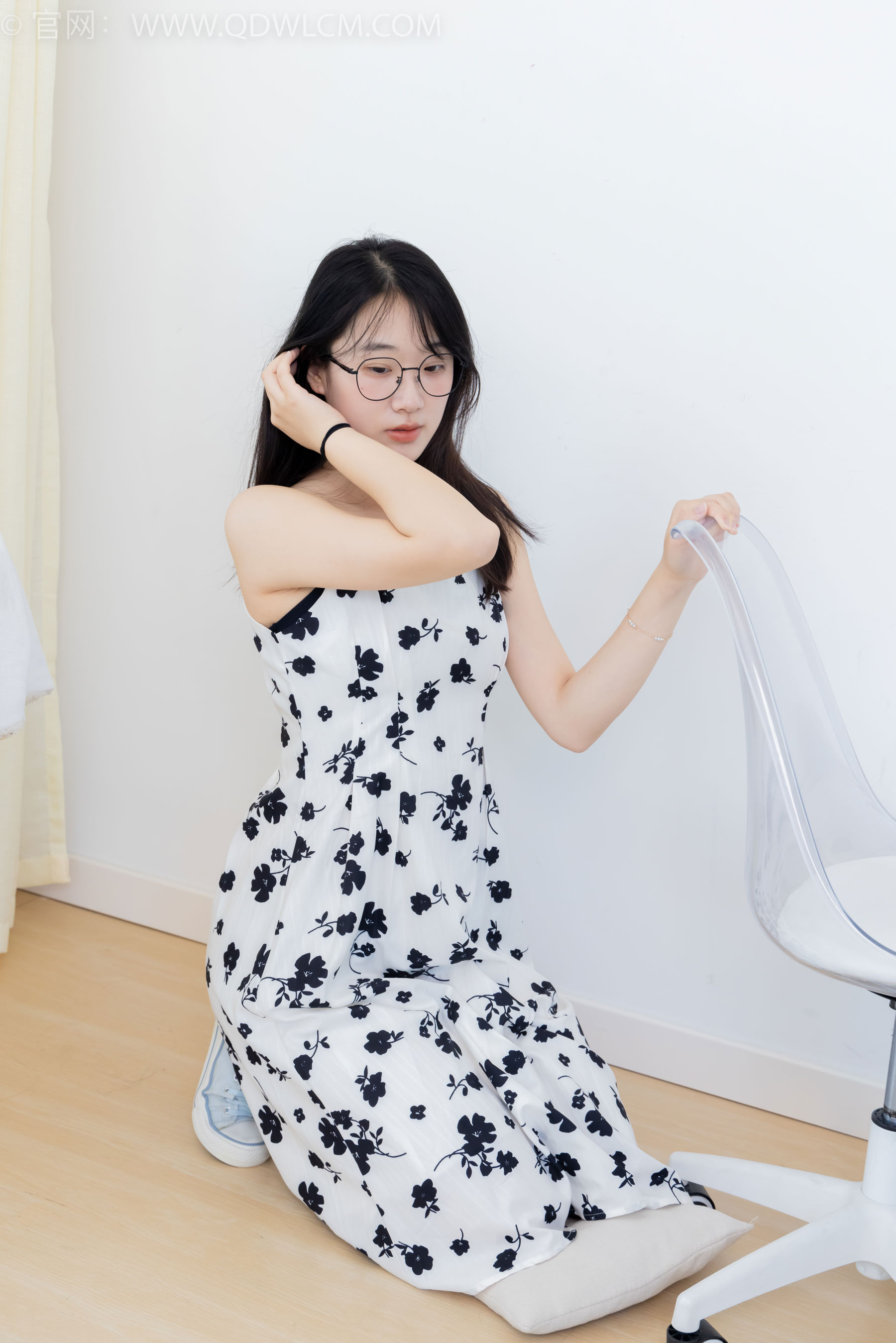 物恋传媒 No.2403 小椿 - 帆布鞋、白紫棉袜、裸足/(155P)