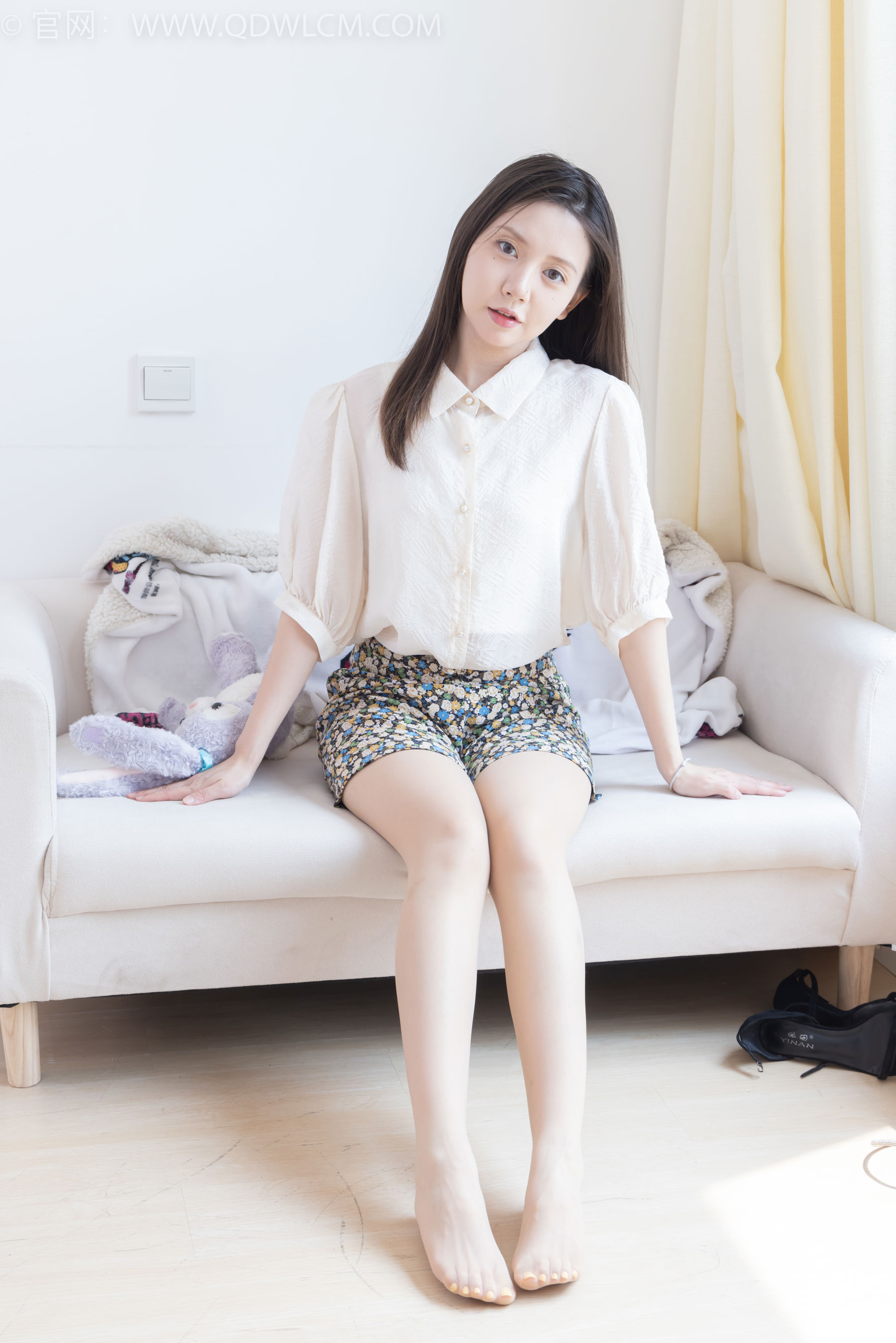 物恋传媒 No.2409 小曦 - 三双高跟鞋、薄肉丝、裸足/(155P)