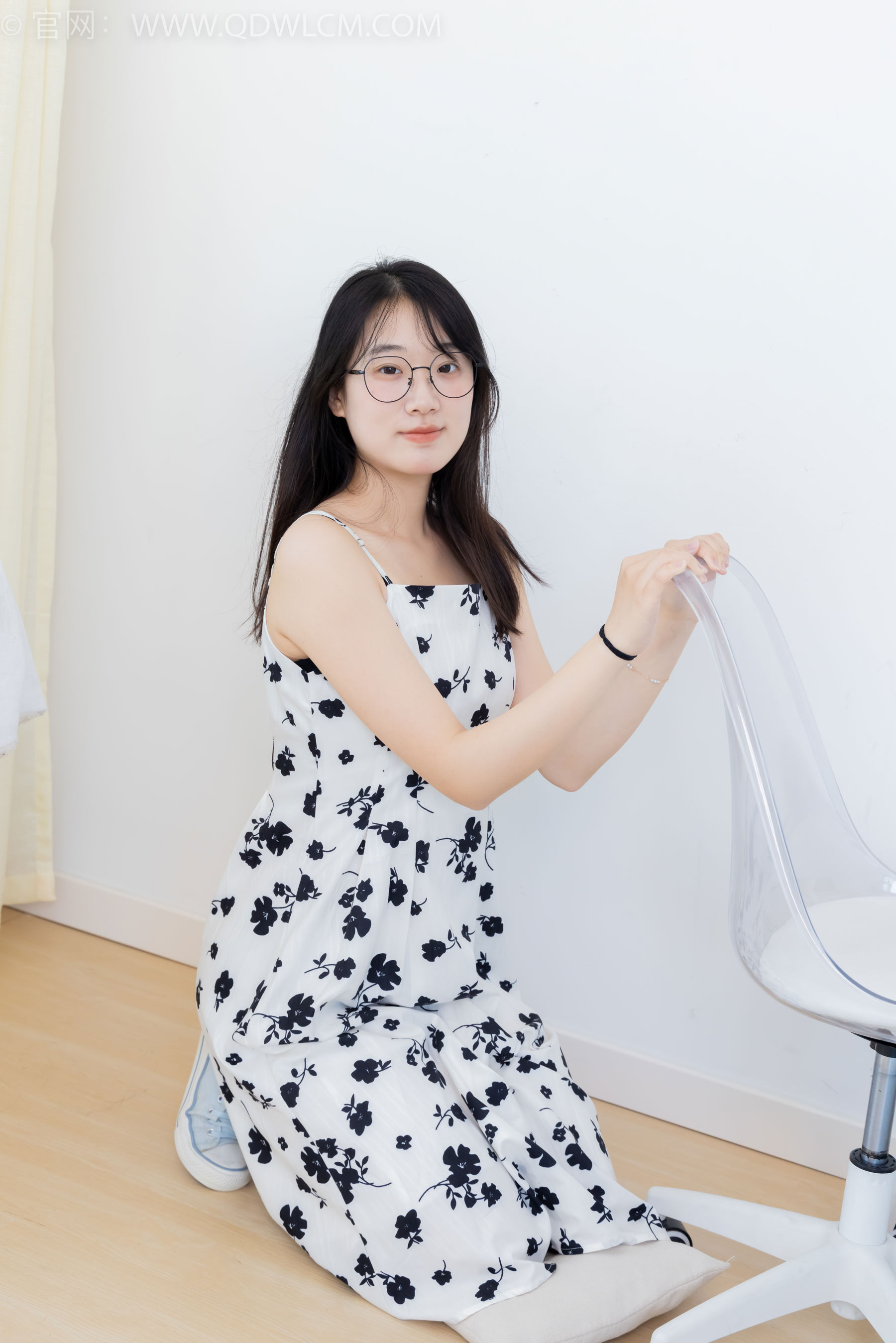 物恋传媒 No.2403 小椿 - 帆布鞋、白紫棉袜、裸足/(155P)