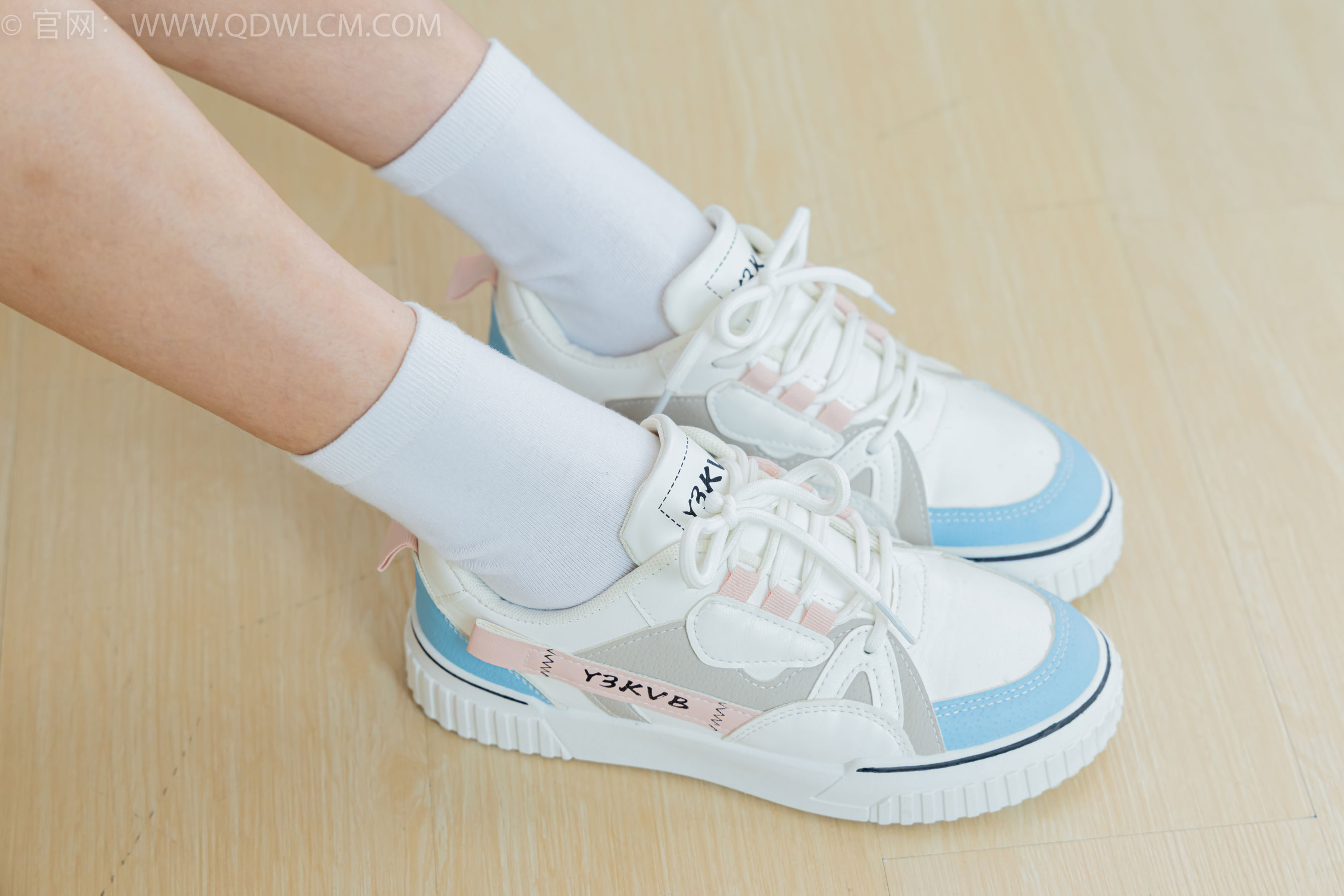 物恋传媒 No.2402 茯苓 - 板鞋、白棉袜、裸足/(190P)