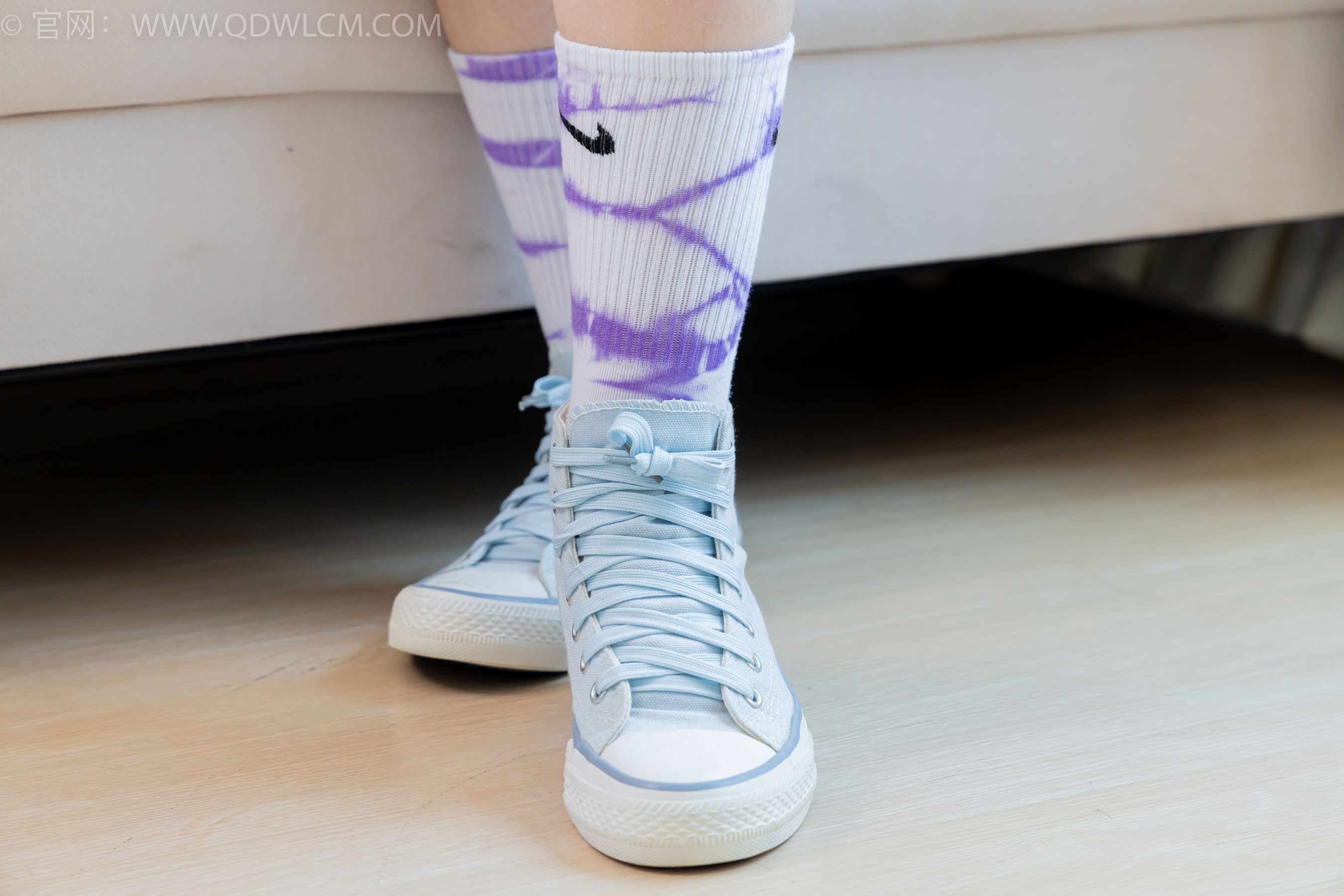 物恋传媒 No.2403 小椿 - 帆布鞋、白紫棉袜、裸足/(155P)