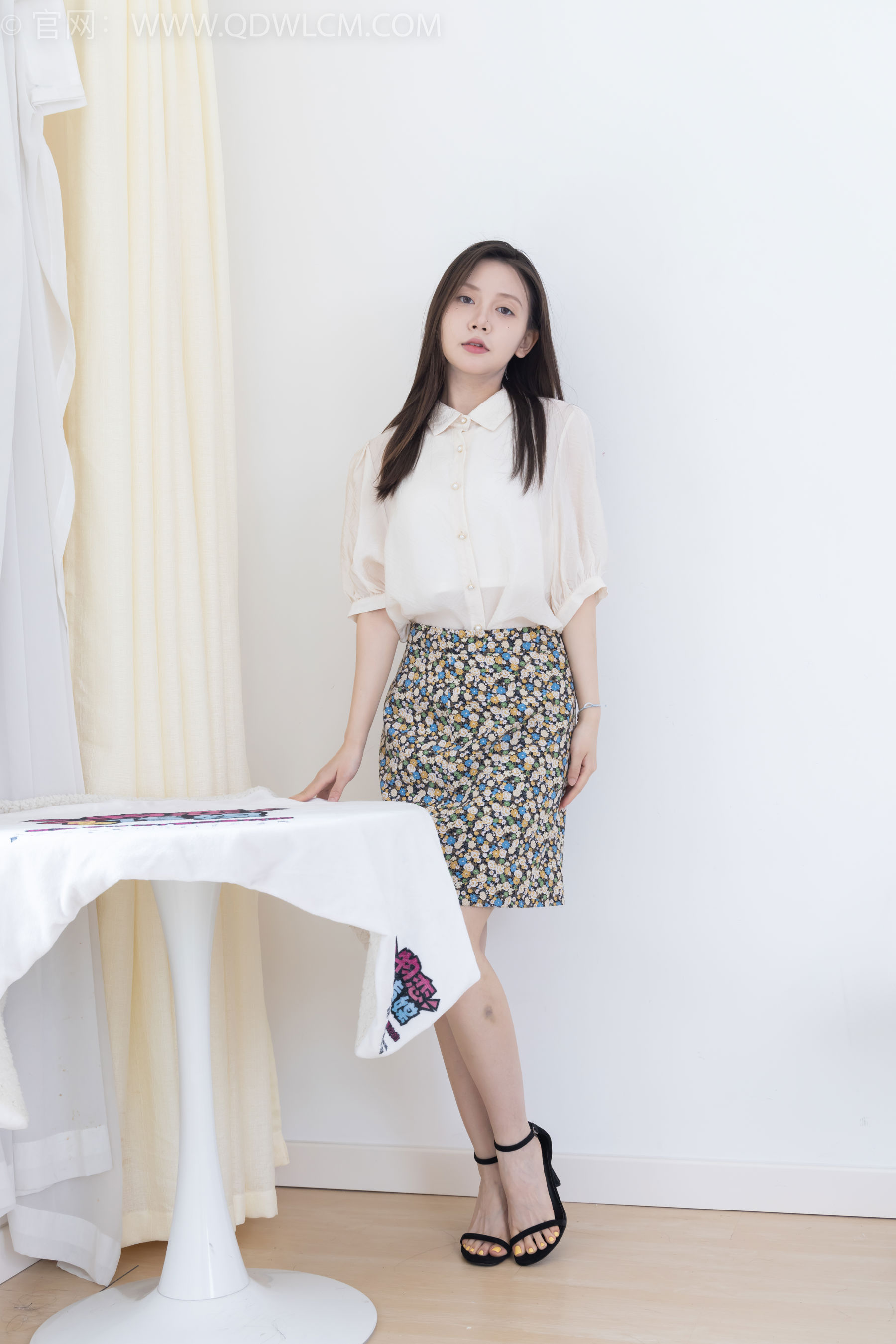 物恋传媒 No.2409 小曦 - 三双高跟鞋、薄肉丝、裸足/(155P)