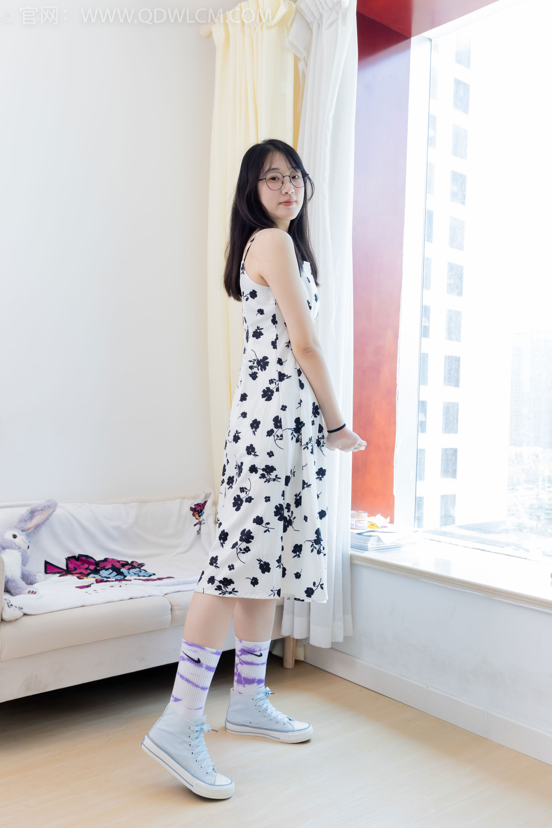 物恋传媒 No.2403 小椿 - 帆布鞋、白紫棉袜、裸足/(155P)