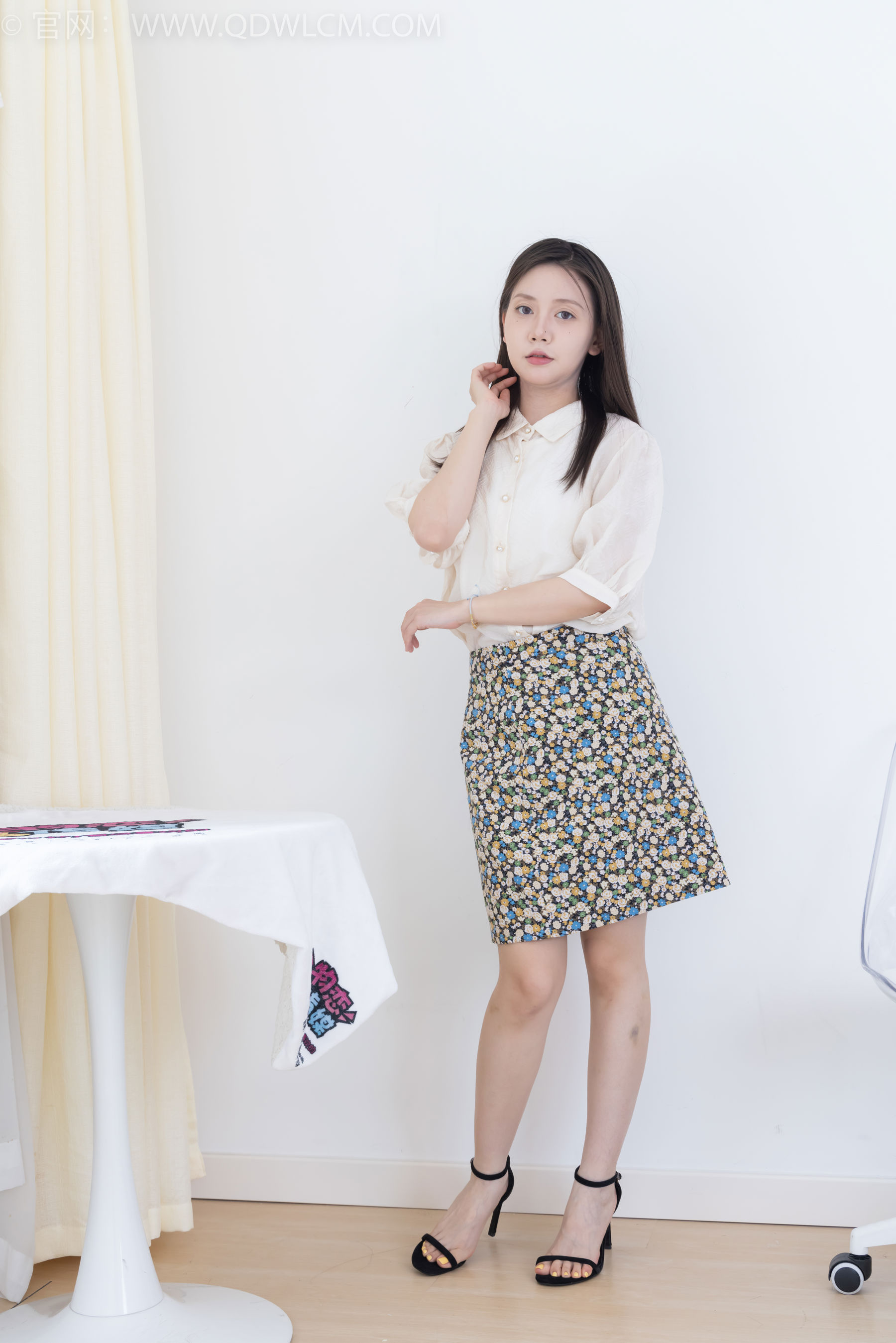 物恋传媒 No.2409 小曦 - 三双高跟鞋、薄肉丝、裸足/(155P)