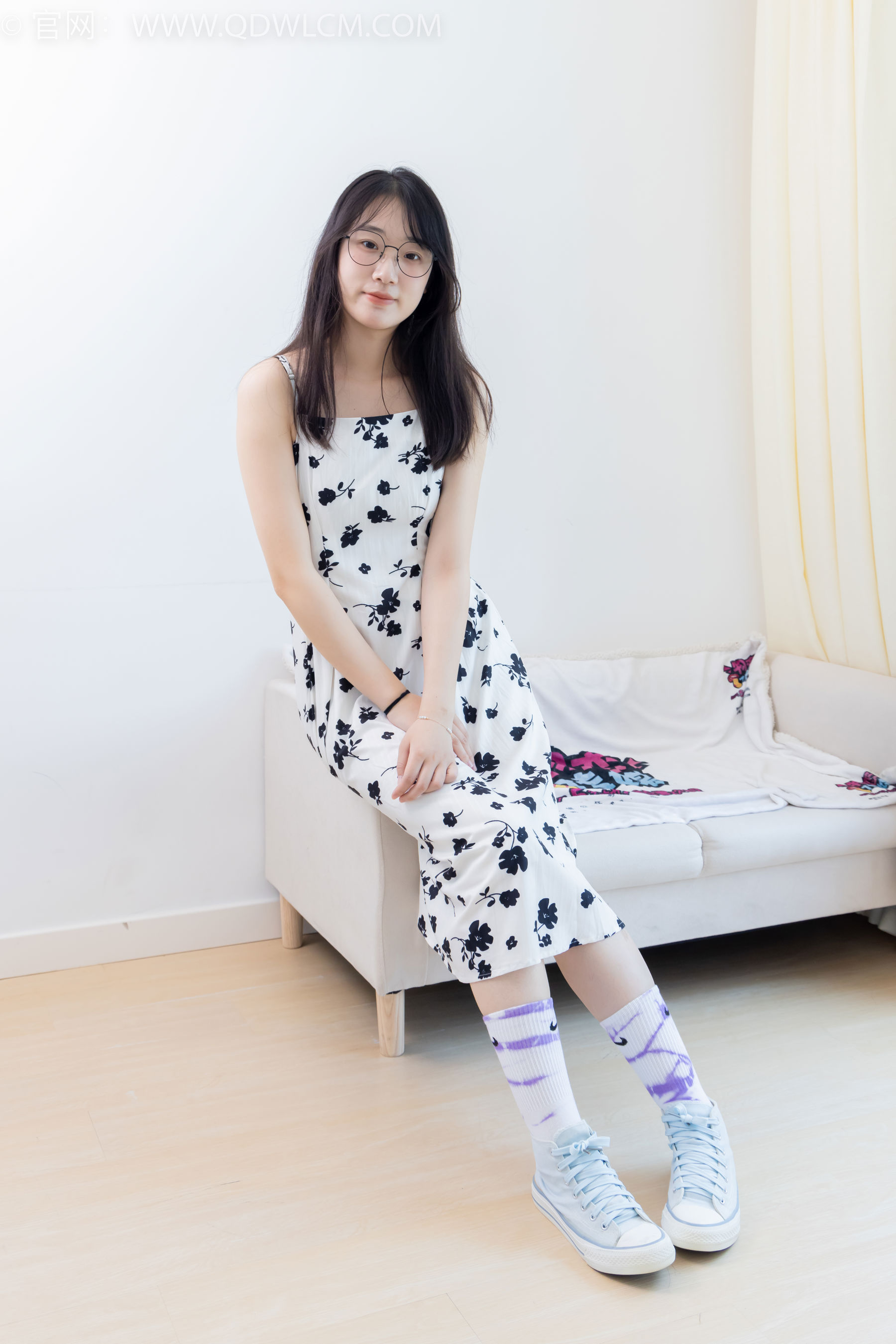 物恋传媒 No.2403 小椿 - 帆布鞋、白紫棉袜、裸足/(155P)