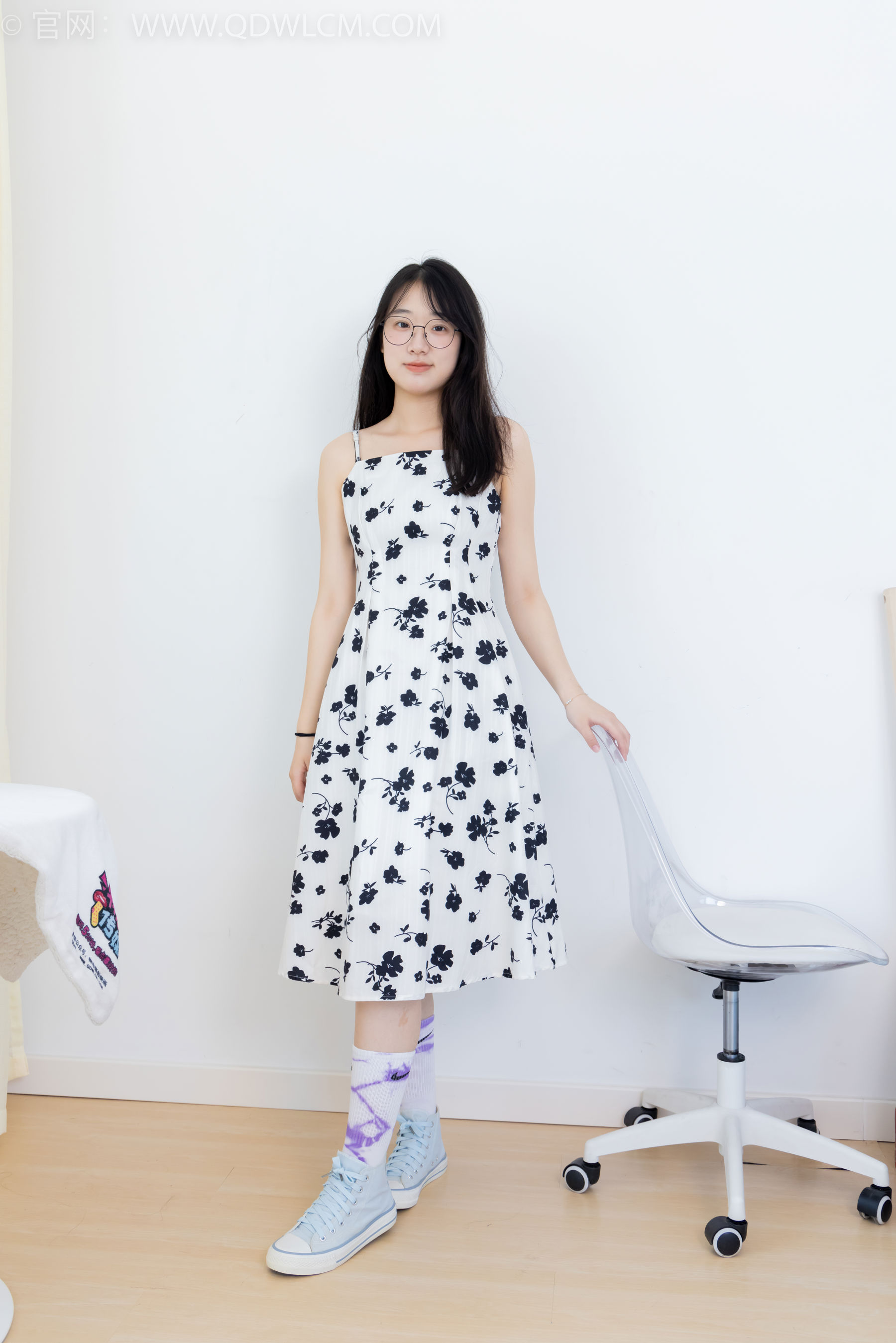 物恋传媒 No.2403 小椿 - 帆布鞋、白紫棉袜、裸足/(155P)