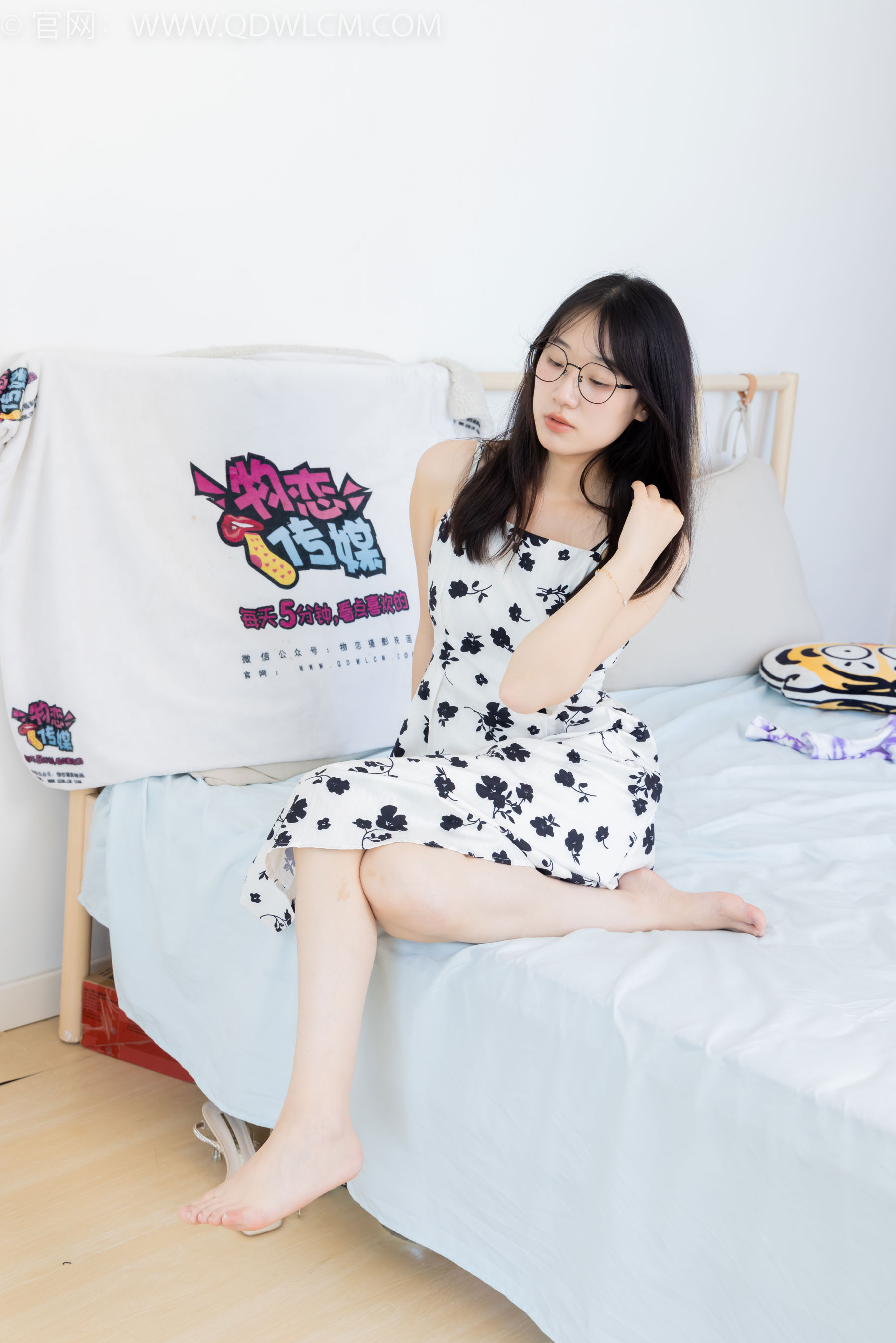 物恋传媒 No.2403 小椿 - 帆布鞋、白紫棉袜、裸足/(155P)