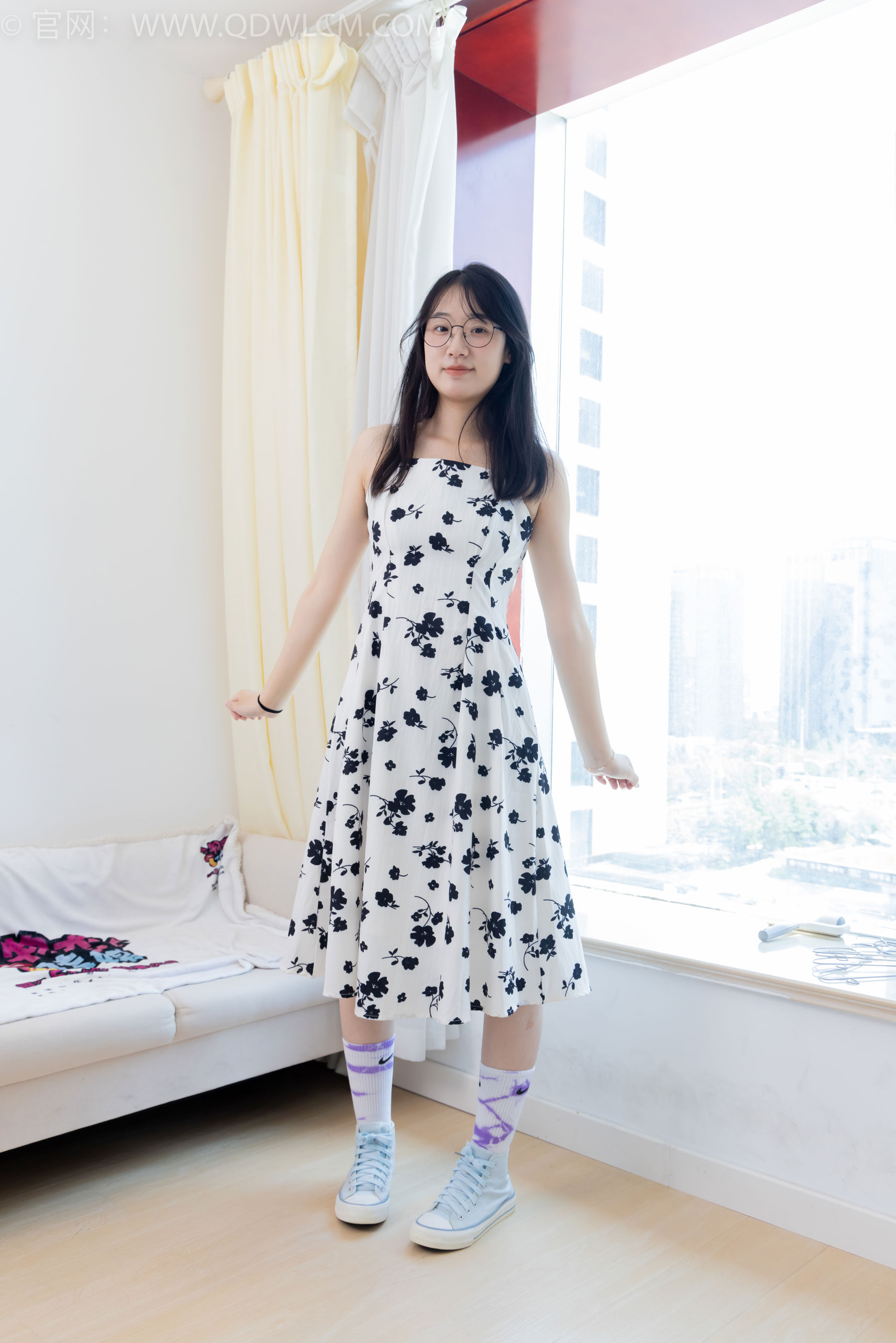 物恋传媒 No.2403 小椿 - 帆布鞋、白紫棉袜、裸足/(155P)