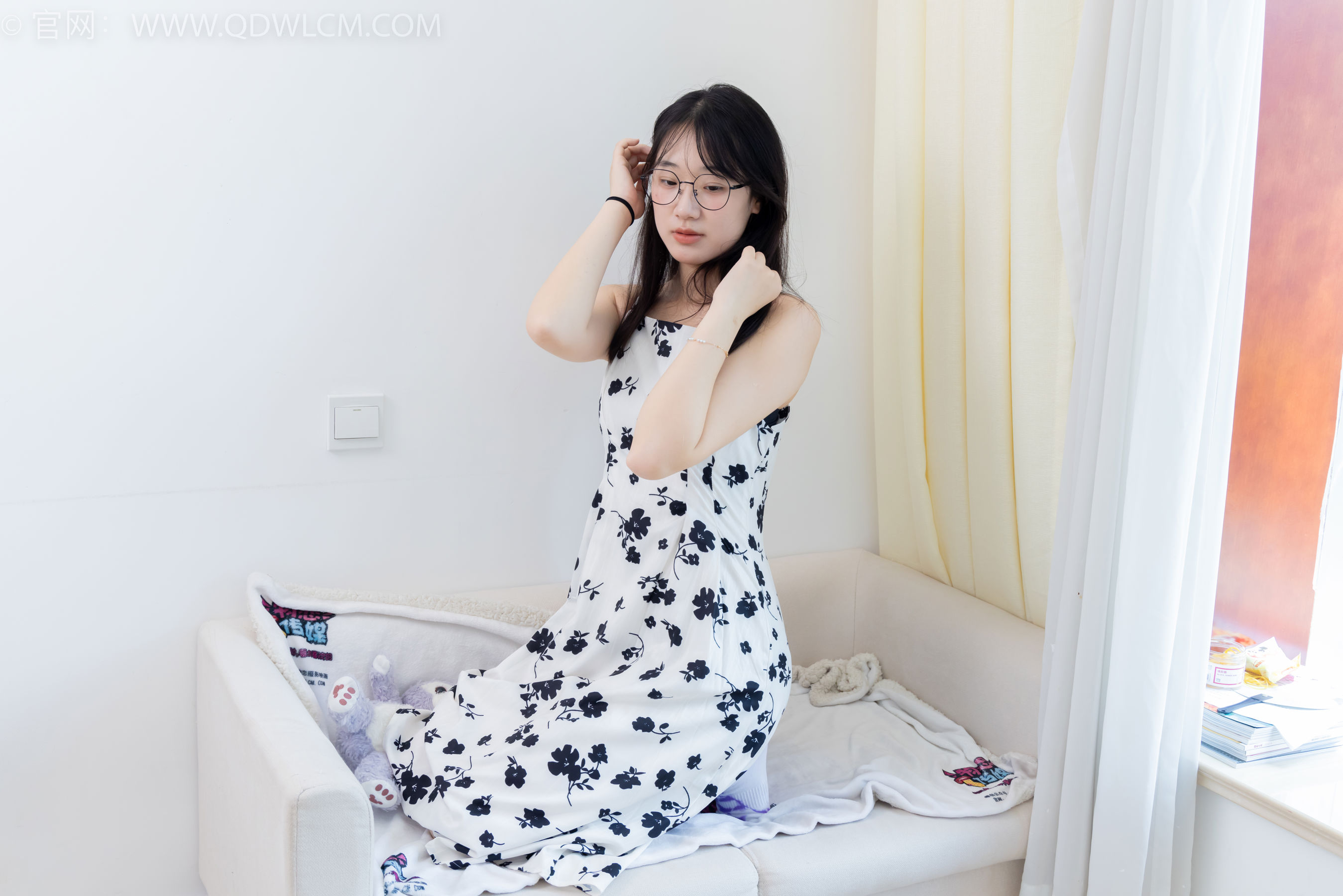 物恋传媒 No.2403 小椿 - 帆布鞋、白紫棉袜、裸足/(155P)