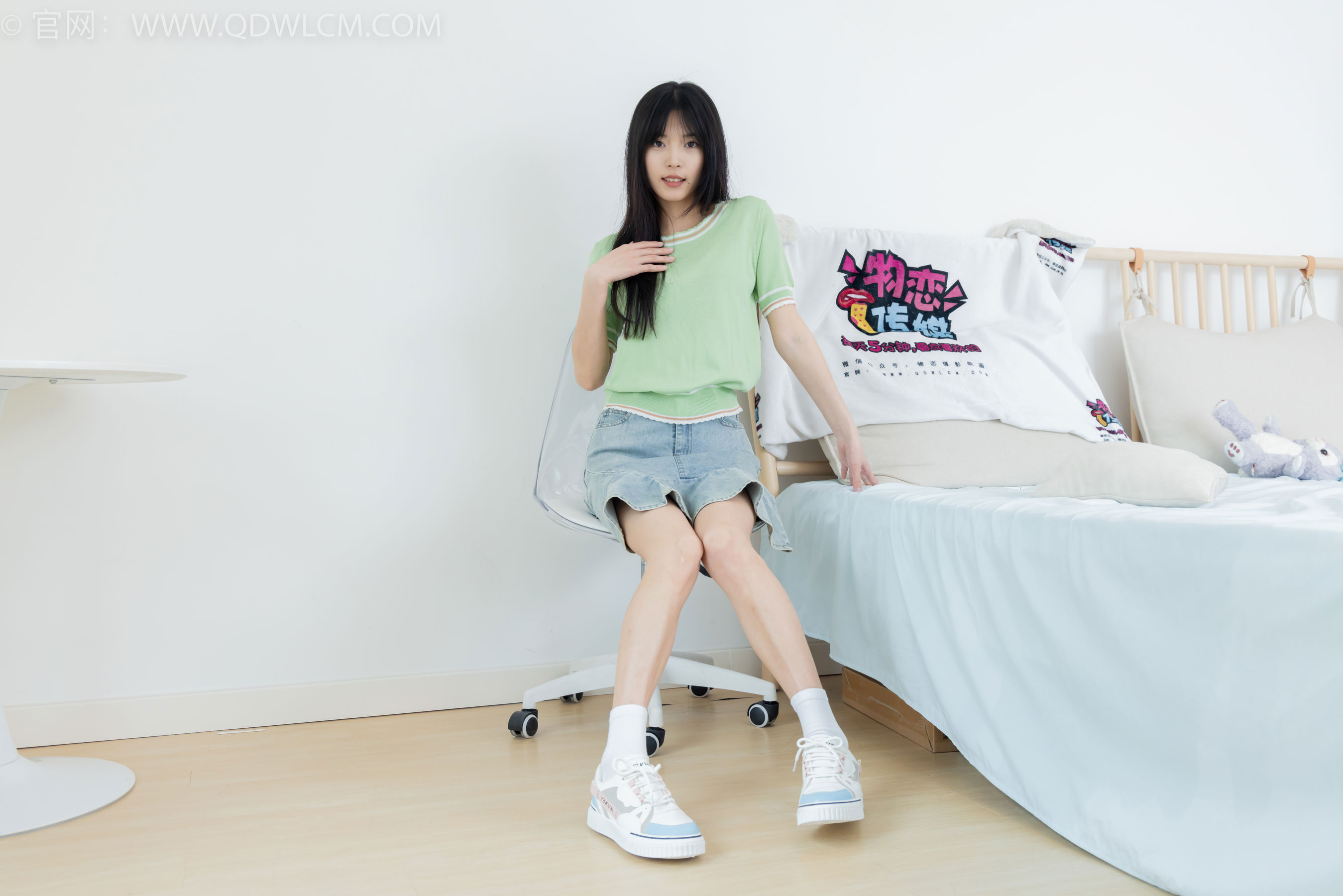 物恋传媒 No.2402 茯苓 - 板鞋、白棉袜、裸足/(190P)